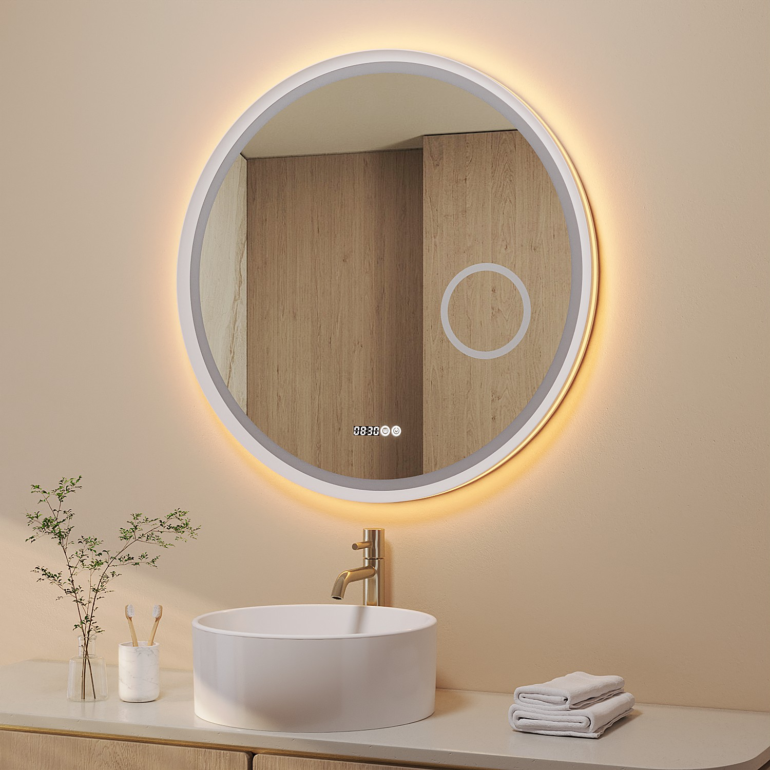 Runder Spiegel über einem weißen Waschbecken mit Wasserhahn. Mit Timer und Licht. Die Wand ist beige. Es gibt Handtücher und Pflanzen.