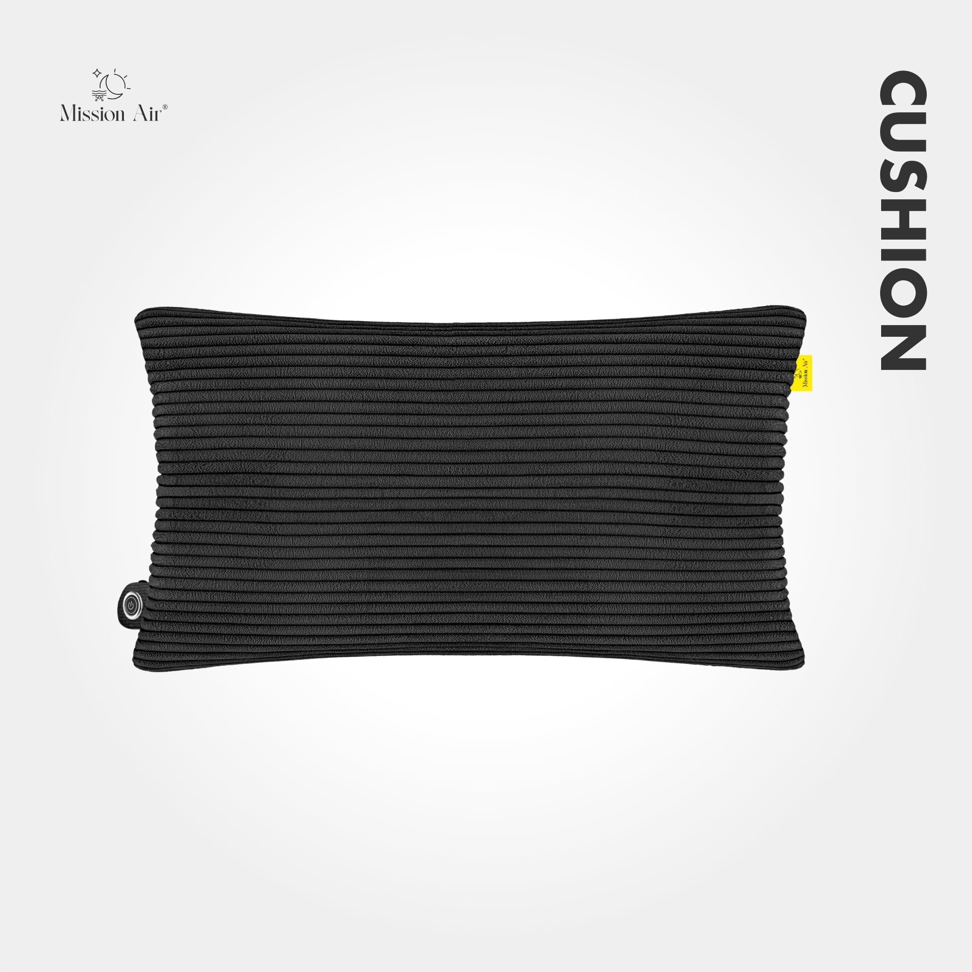 Czarna poduszka sztruksowa z małą żółtą metką. Słowo 'CUSHION' napisane pionowo.