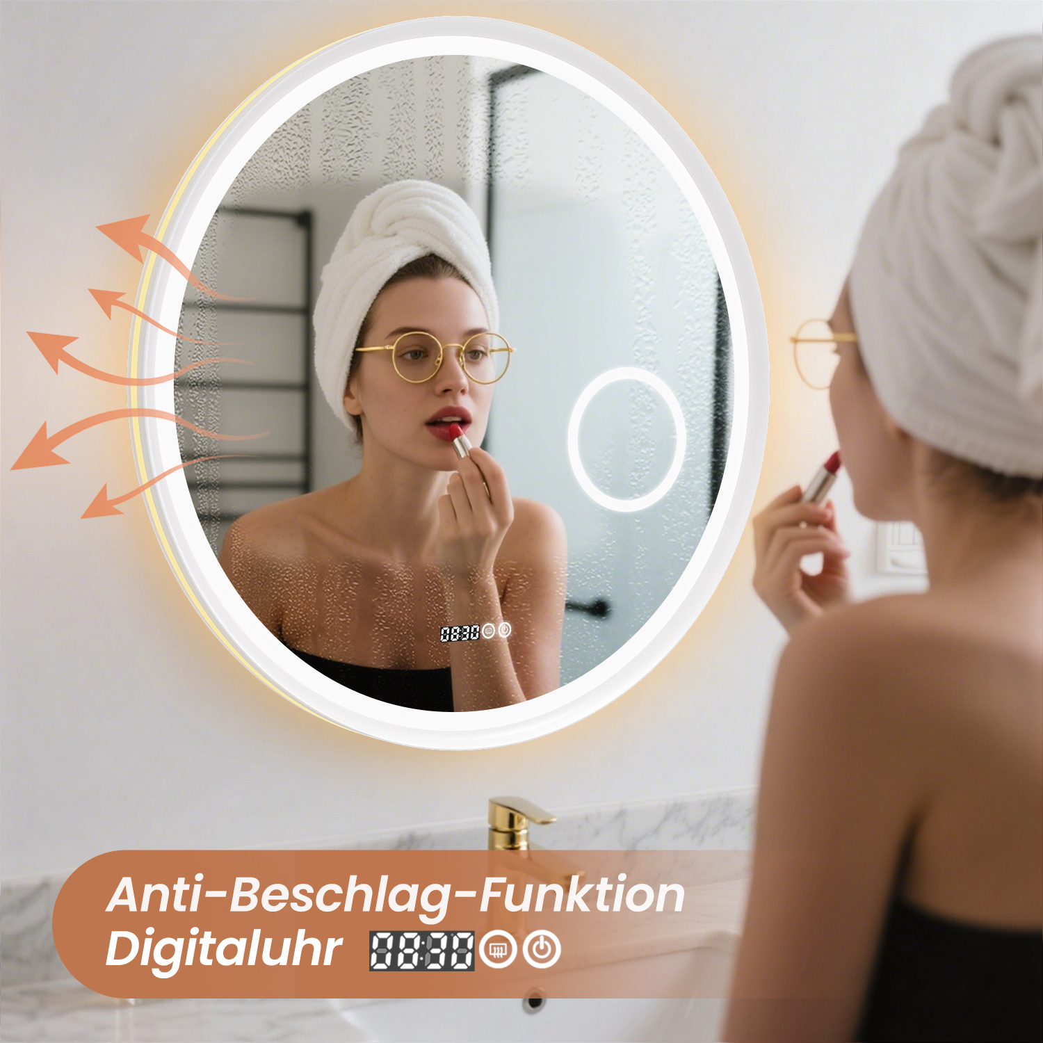 Frau trägt Lippenstift in einem runden, beleuchteten Spiegel auf. Sie trägt eine Brille und ein Handtuch. Der Spiegel hat eine Digitaluhr.