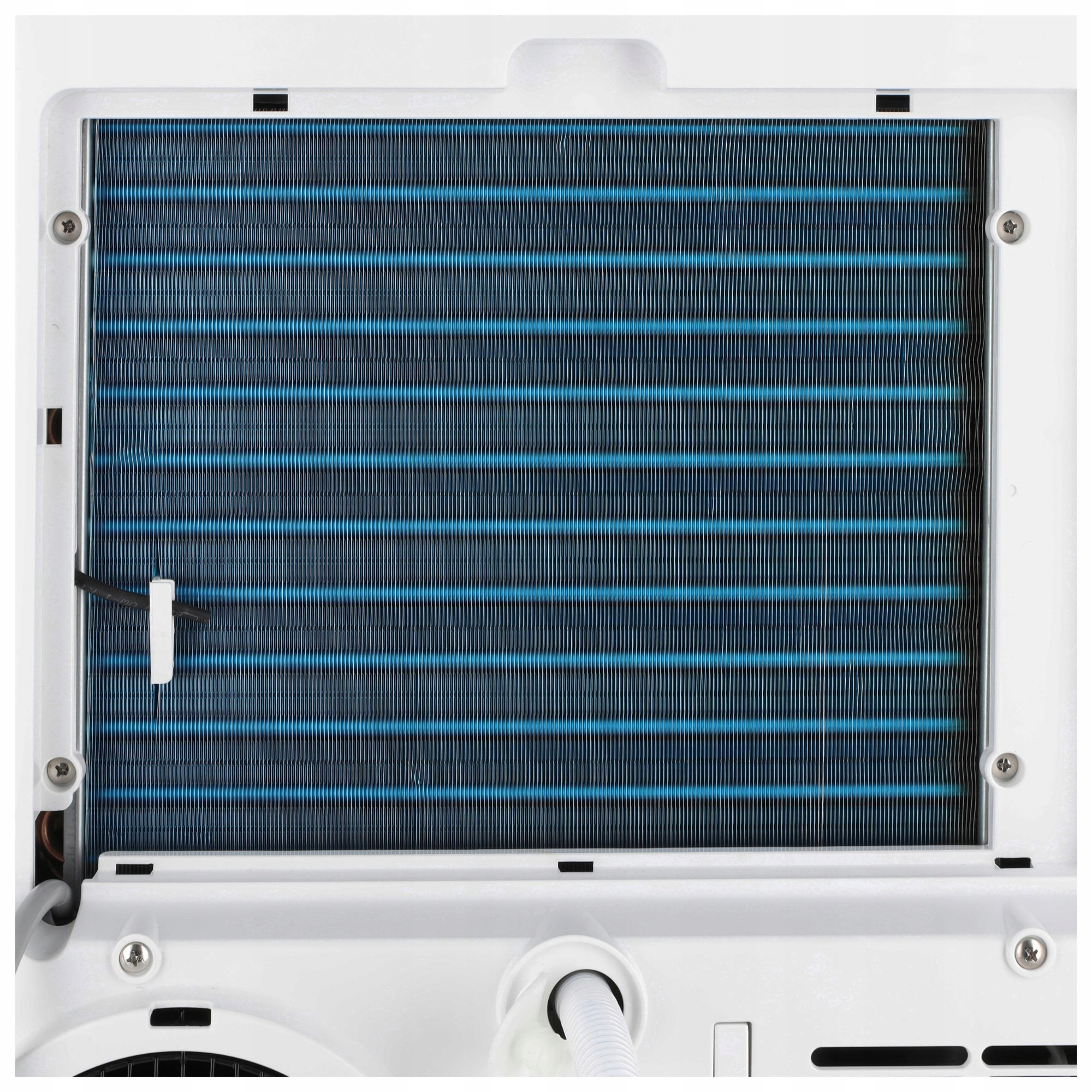 Zbliżenie wnętrza klimatyzatora. Widoczny jest niebiesko-srebrny wymiennik ciepła, obramowany białym plastikiem ze śrubami.