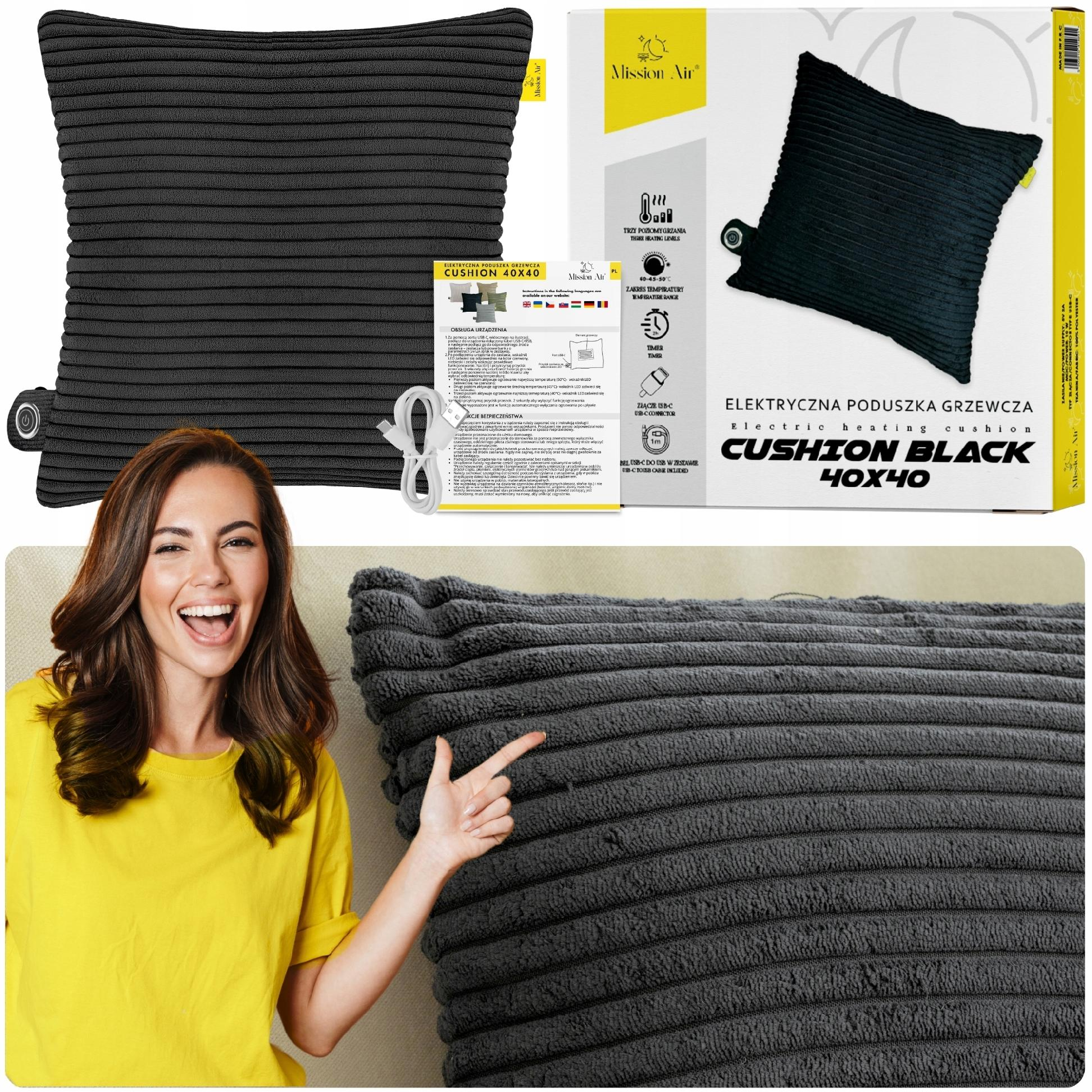 Uśmiechnięta kobieta wskazuje na czarną poduszkę sztruksową. Pudełko pokazuje produkt, elektryczną poduszkę grzewczą.