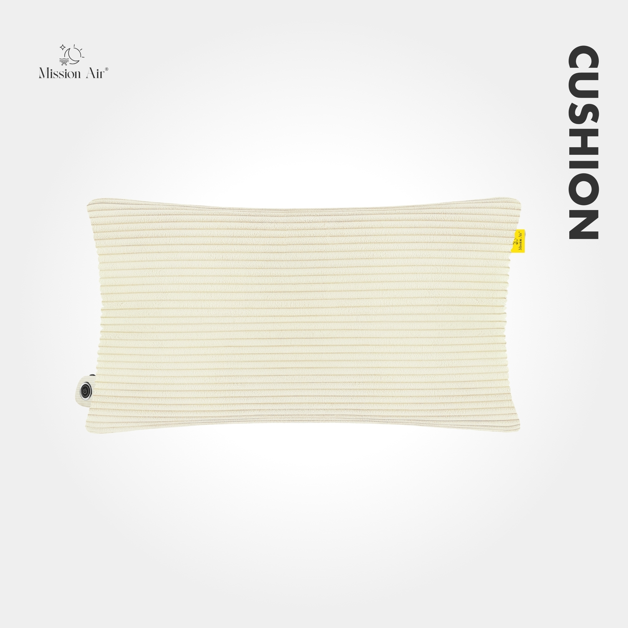Kremowa prostokątna poduszka z poziomymi liniami. Logo marki w lewym górnym rogu. 'CUSHION' pionowo po prawej.