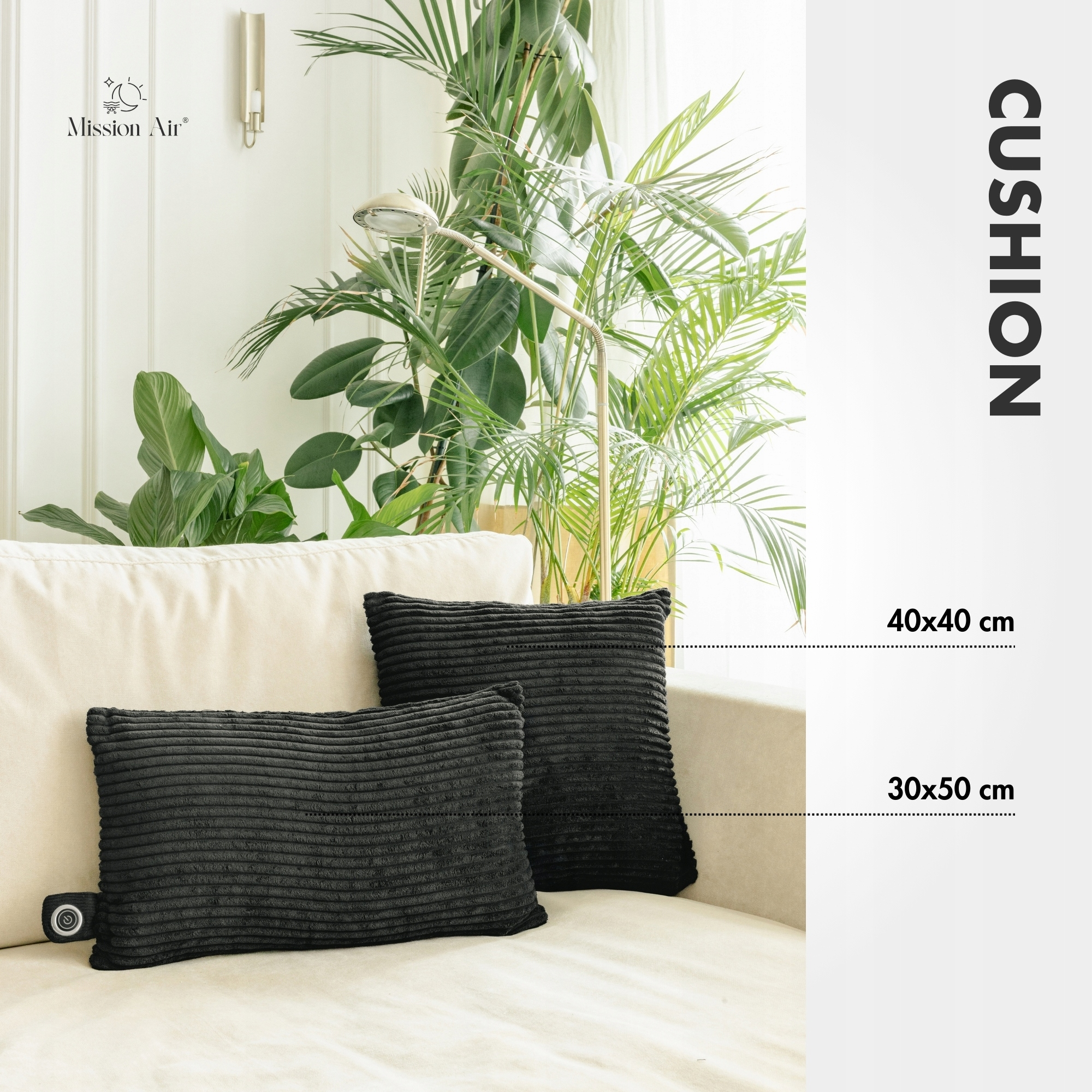 Dwie czarne poduszki sztruksowe na kremowej sofie, z roślinami w tle. Wyświetlane są rozmiary poduszek.