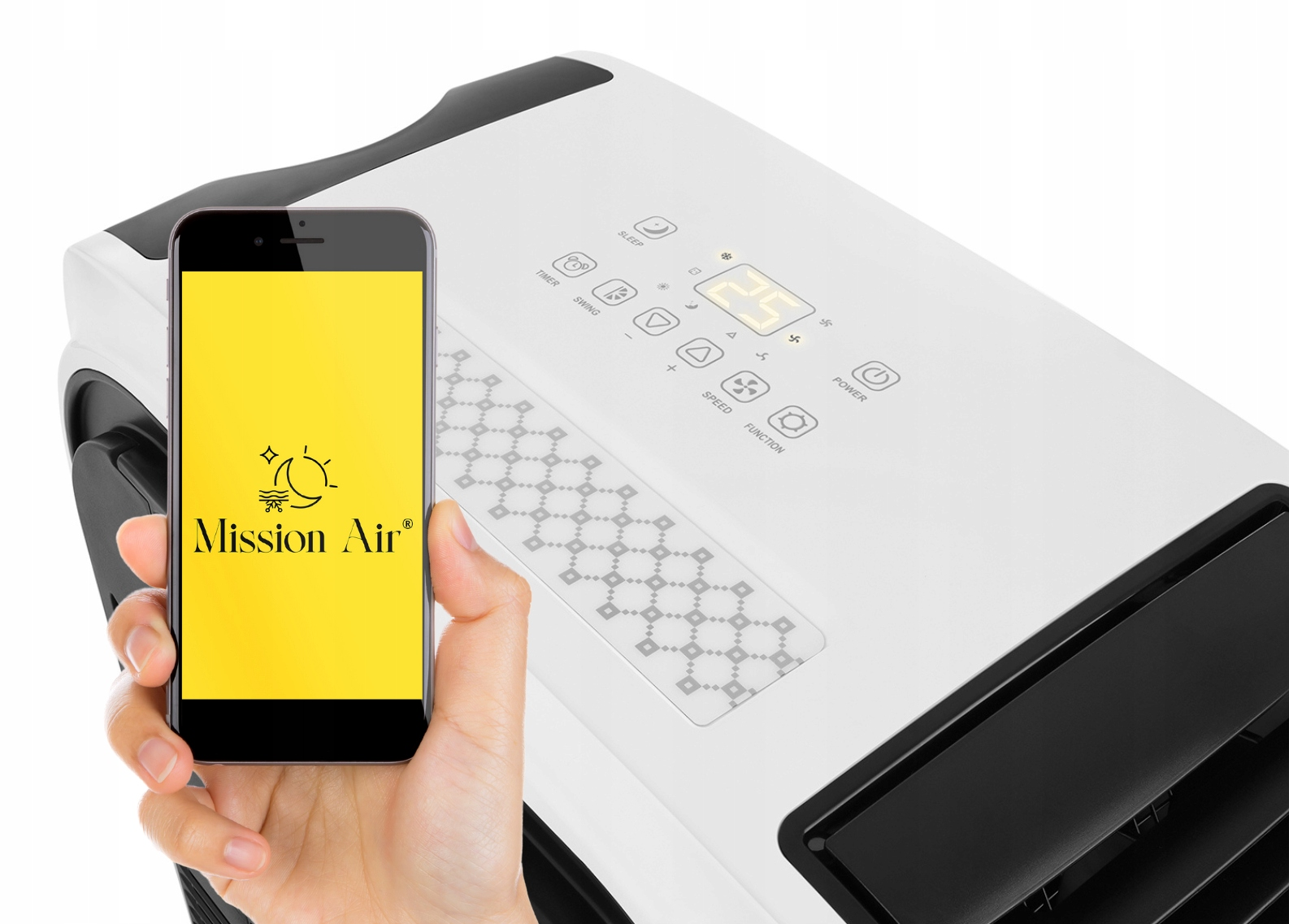 Ręka trzyma telefon z logo Mission Air. W tle biały klimatyzator.