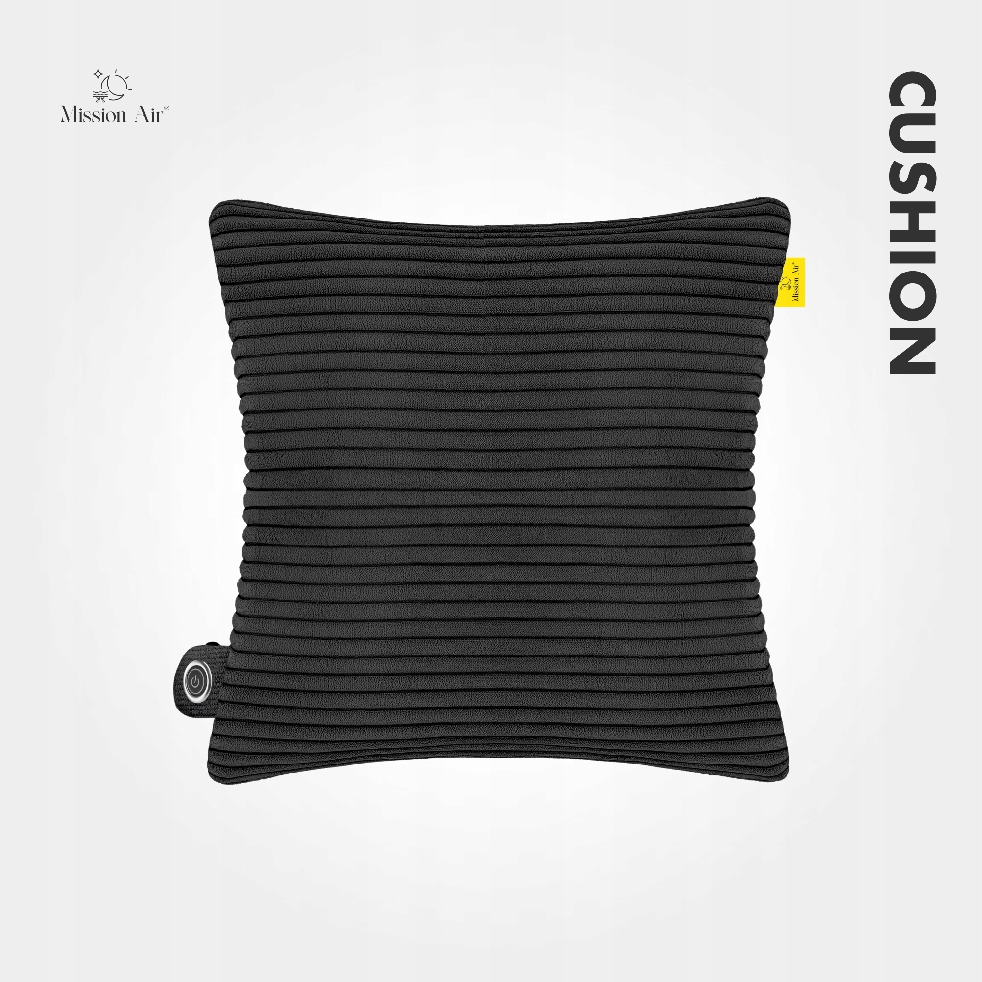 Czarna poduszka sztruksowa z przyciskiem zasilania. Słowo 'CUSHION' jest pionowo po prawej stronie. Żółta metka jest po prawej.