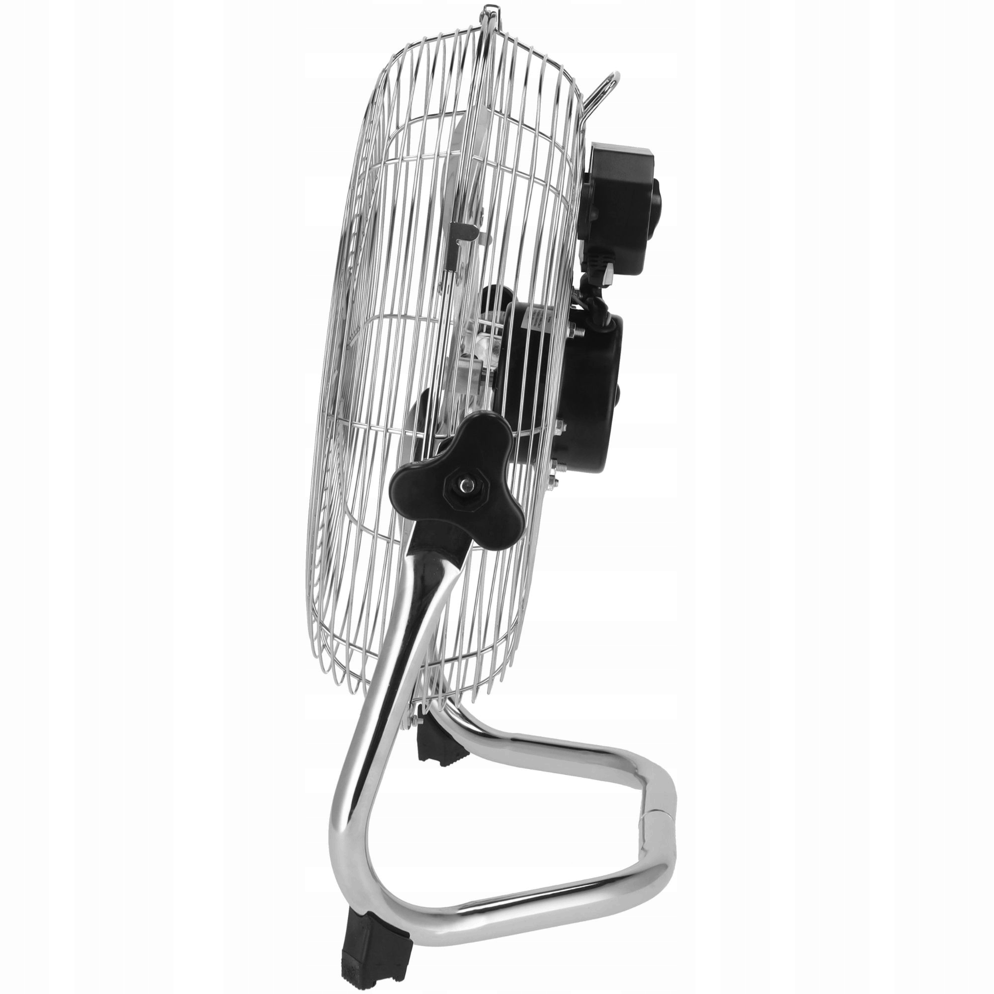 Chromowany wentylator elektryczny. Ma klatkę z przodu, czarny silnik i czarne pokrętło regulacji.