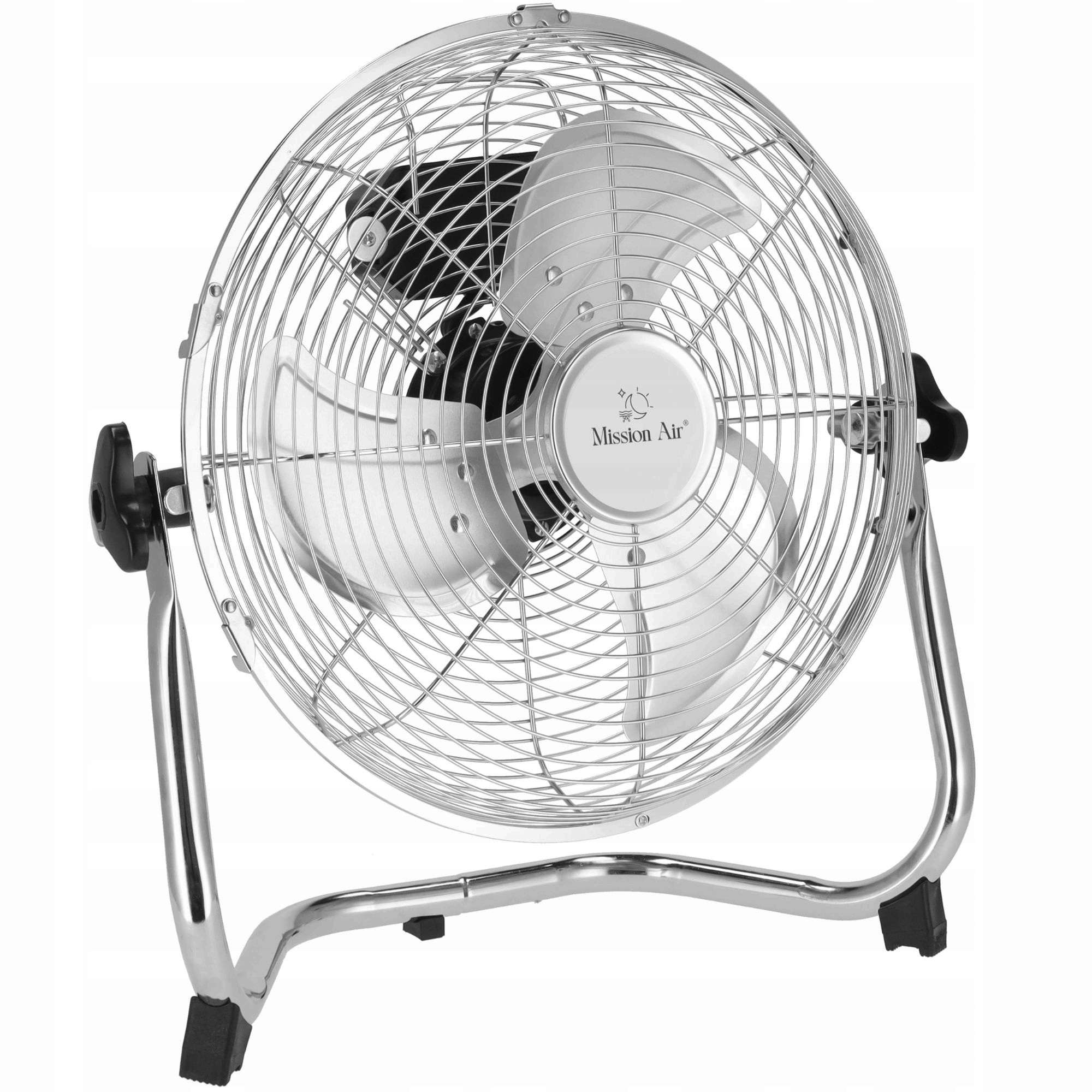 Srebrny metalowy wentylator z trzema łopatkami wewnątrz ochronnej klatki. Ma czarny uchwyt i chromowany stojak.