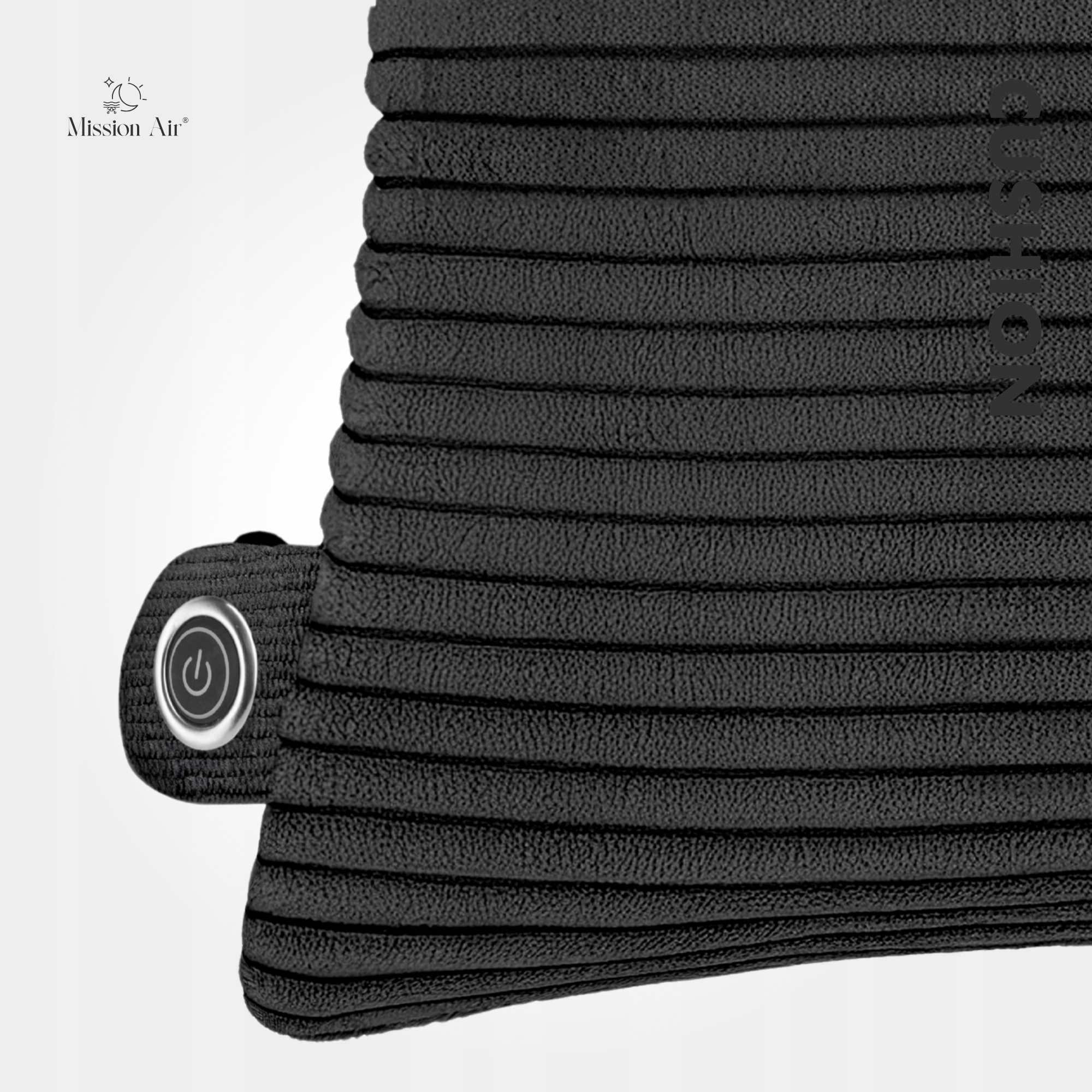Zbliżenie czarnej, żebrowanej poduszki. Przycisk zasilania widoczny z boku. Logo Mission Air u góry po lewej.