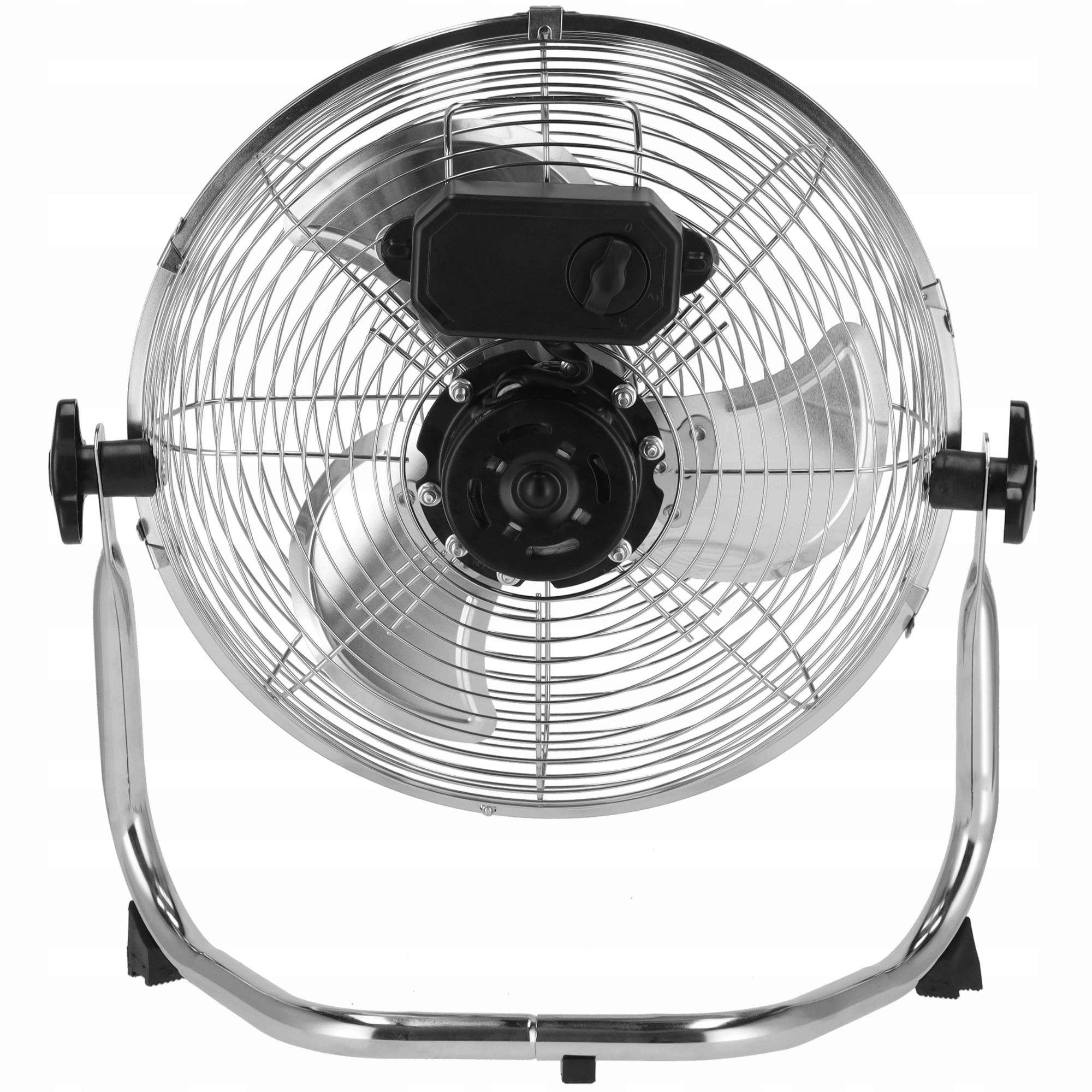 Metalowy wentylator z czarnym silnikiem i klatką. Łopatki wentylatora są srebrne. Podstawa jest srebrna w kształcie litery U.