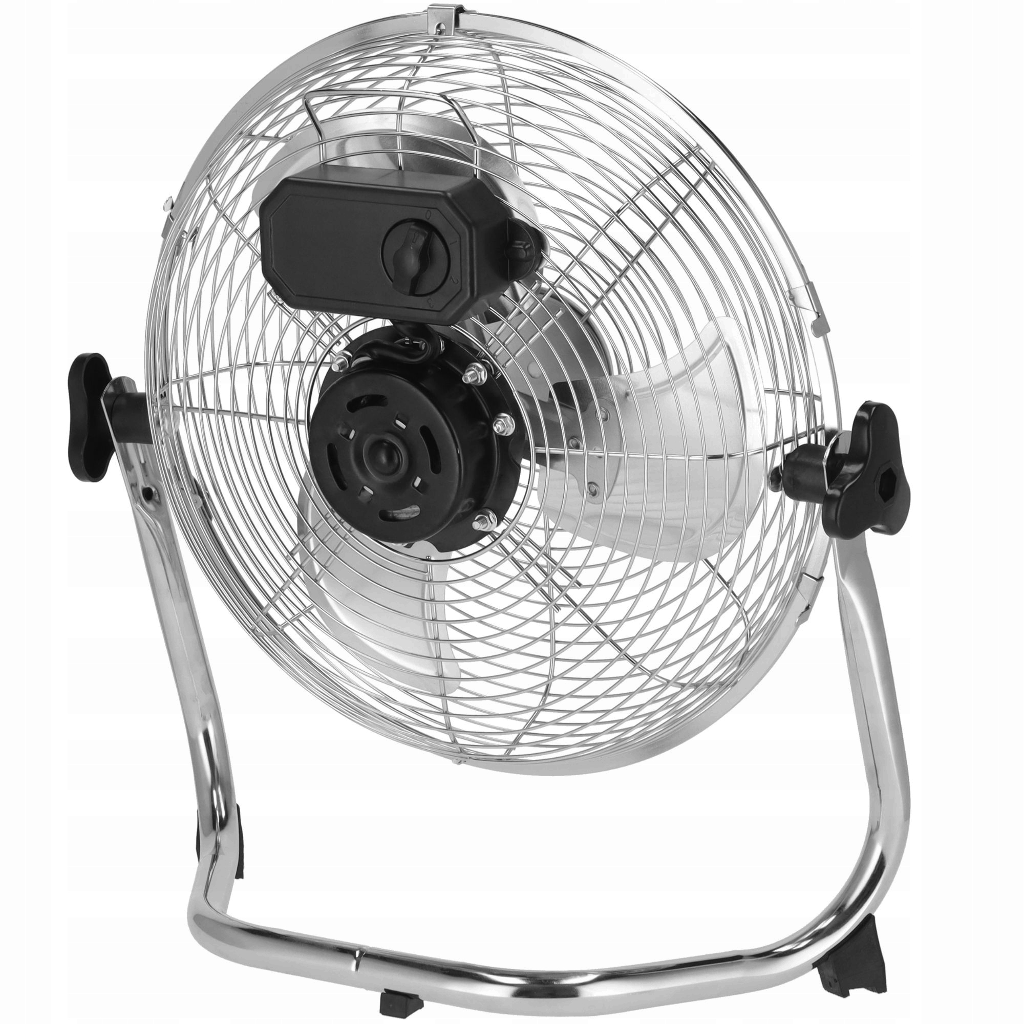 Chromowany wentylator z czarną obudową silnika i łopatkami, na białym tle. Wentylator ma klatkę ochronną.