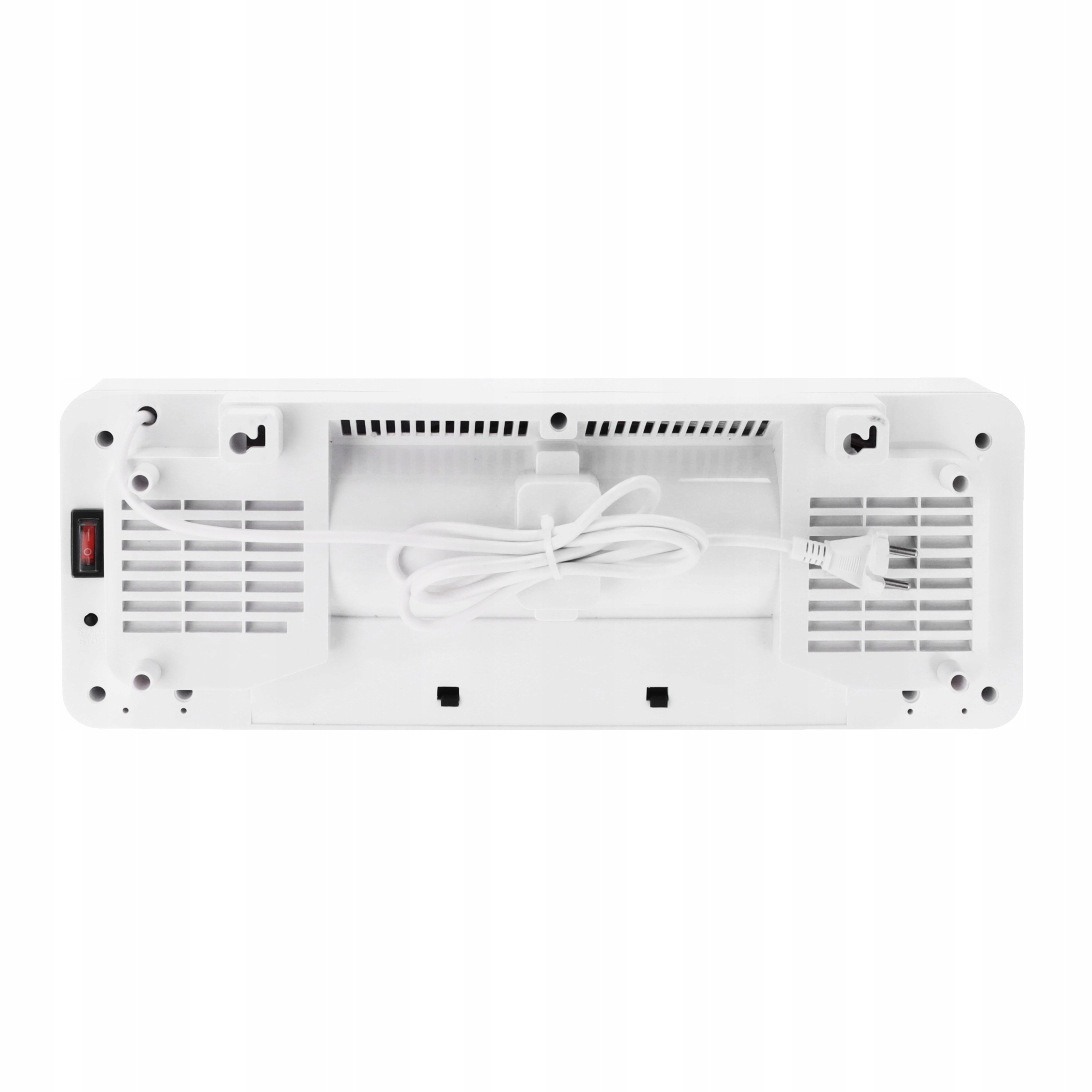 Białe urządzenie z przewodem zasilającym. Ma otwory wentylacyjne, przełącznik i wtyczkę. Tło jest białe.