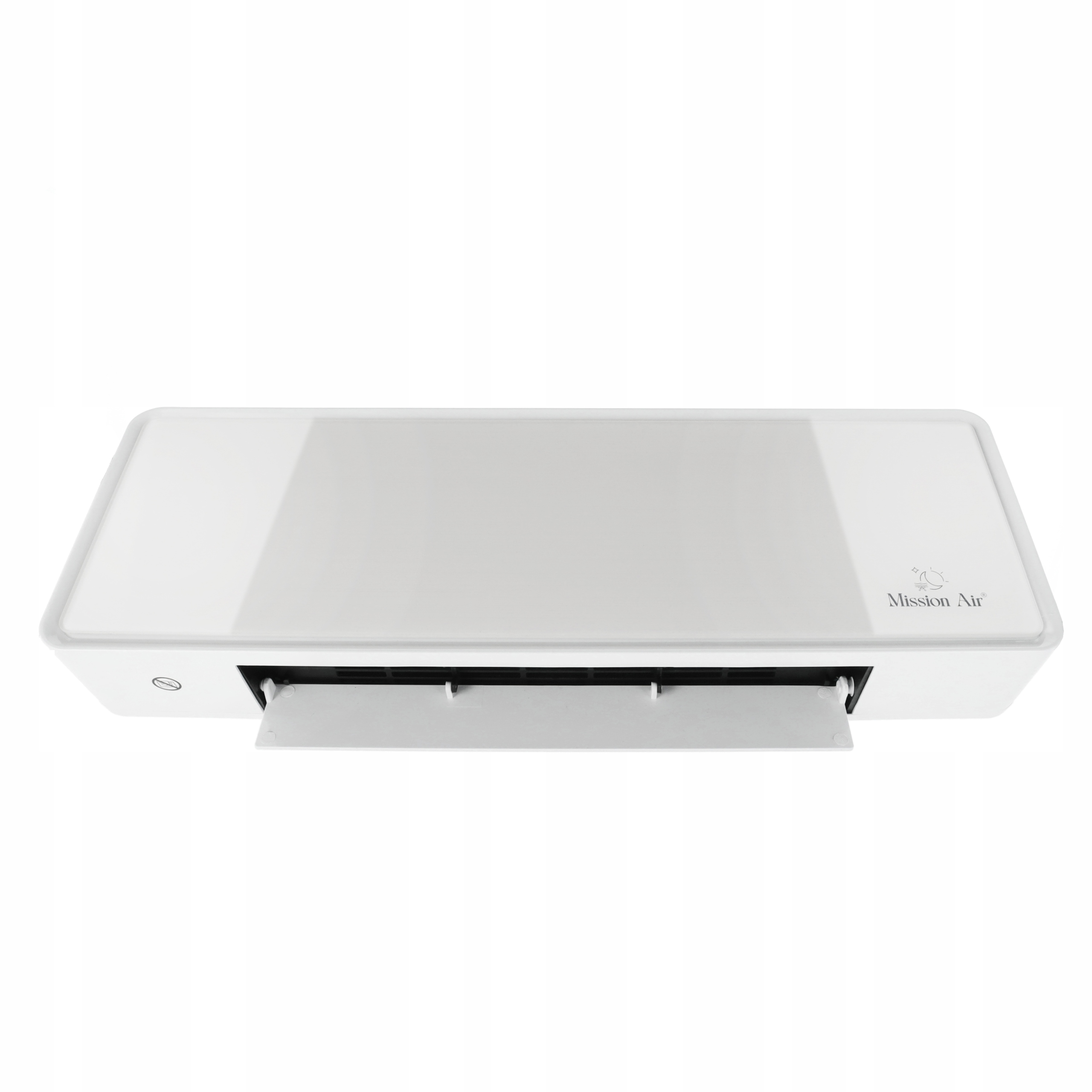 Pokazany jest biały oczyszczacz powietrza z kratką na dole i logo 'Mission Air' na górze.