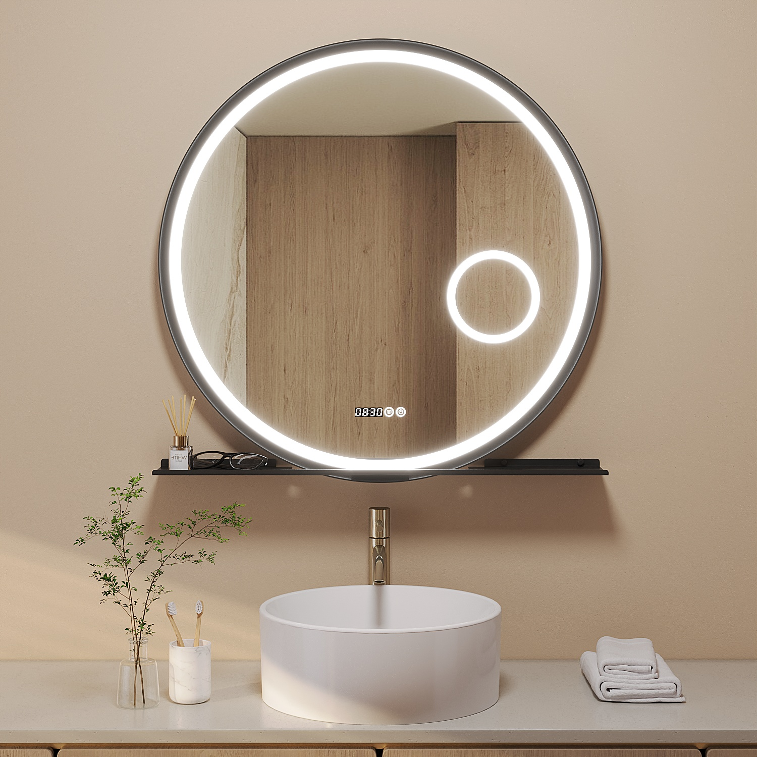 Ein runder, beleuchteter Spiegel über einem weißen Waschbecken. Ein kleines Regal hält Gläser und einen Diffusor. Eine Pflanze und ein Zahnbürstenhalter stehen auf der Theke.
