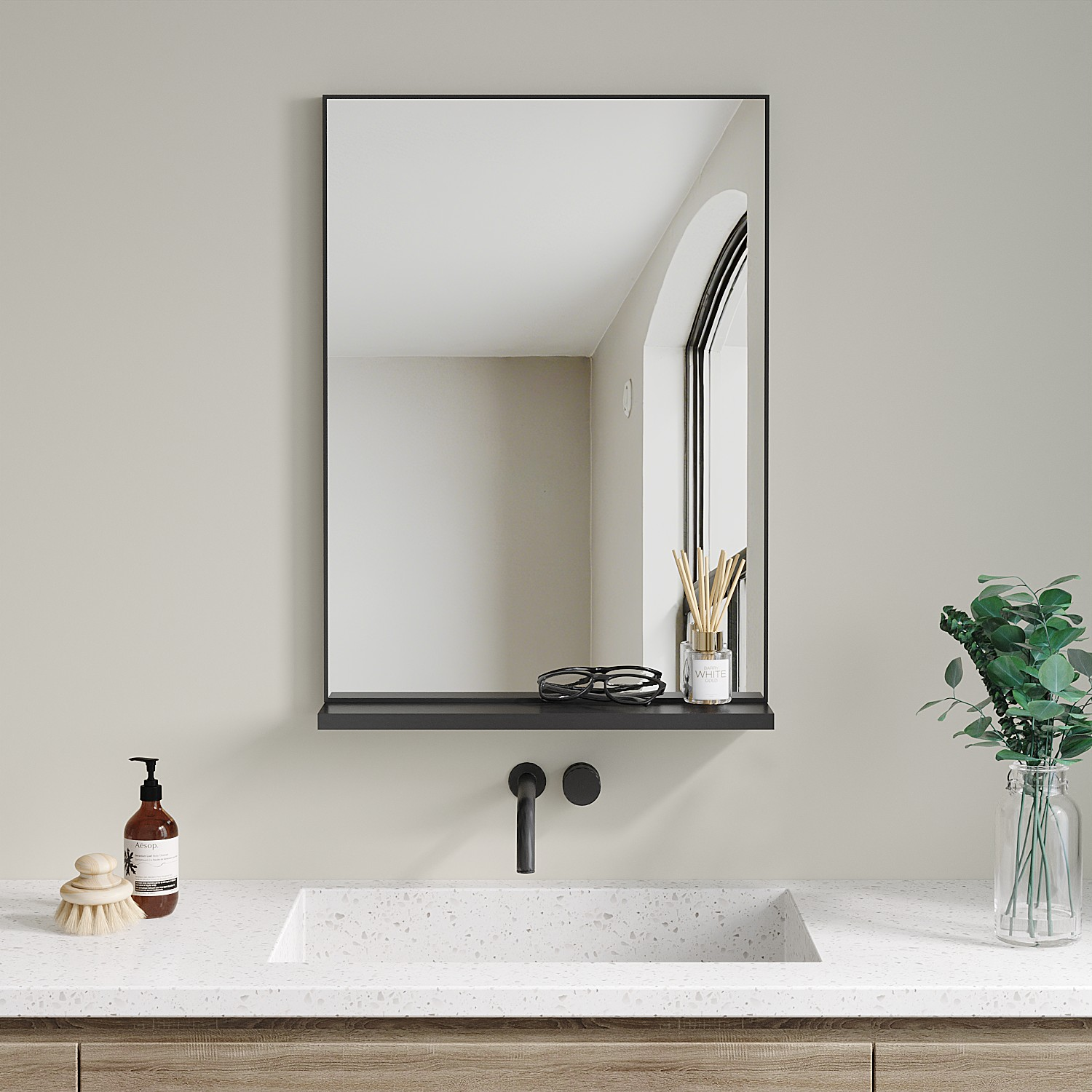 Badezimmer-Szene mit Spiegel, Waschbecken, Seife, Bürste und Vase mit Blättern. Schwarze Armatur und Regal. Neutrale Farbpalette.