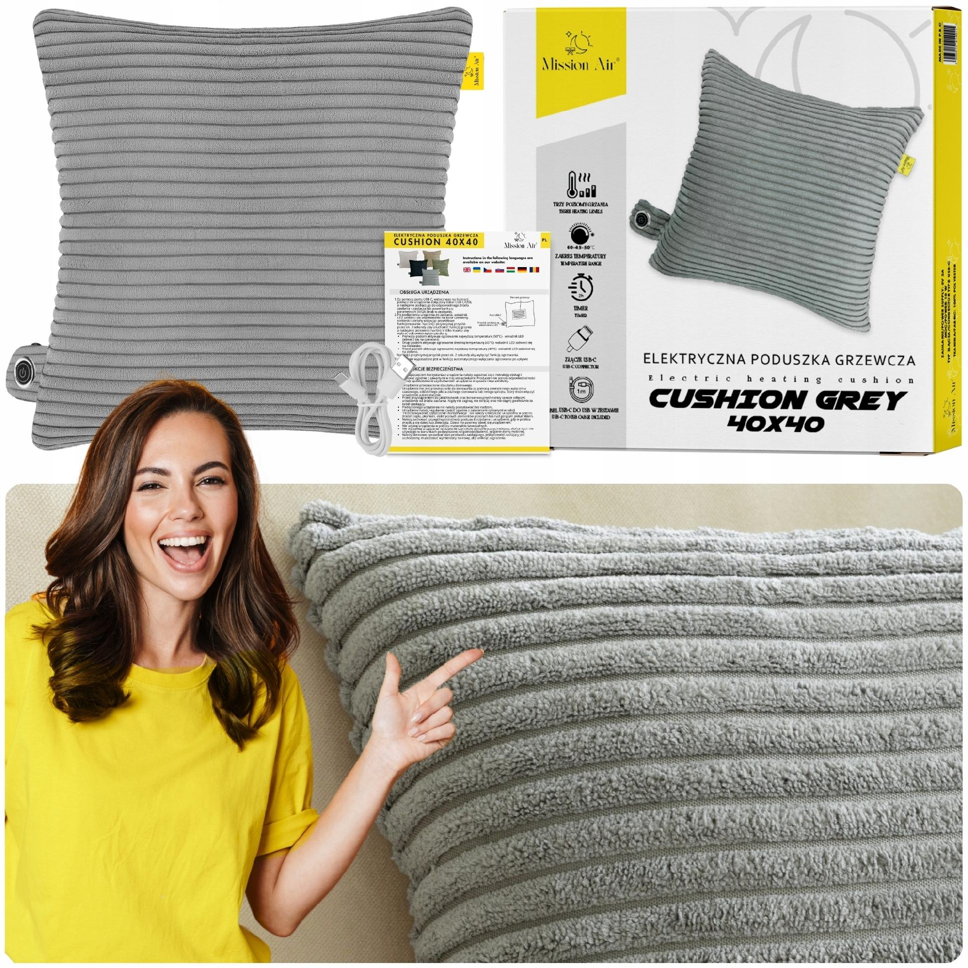 Kobieta wskazująca na szarą poduszkę grzewczą. Pudełko ze zdjęciem i cechami poduszki. Zbliżenie na poduszkę.
