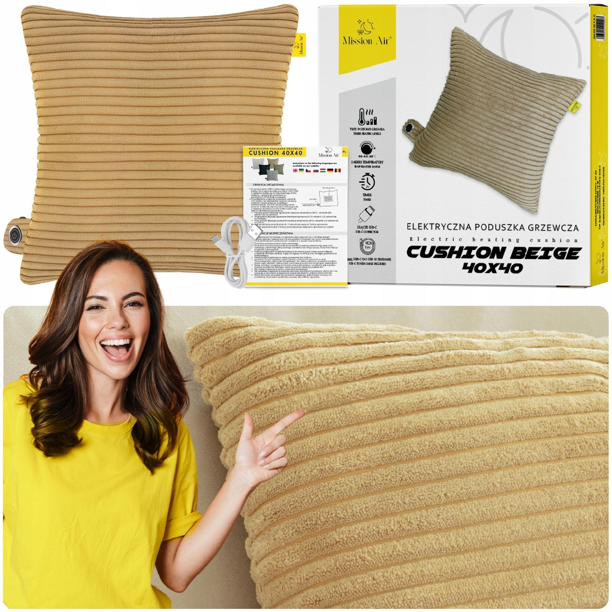 Kobieta wskazuje na beżową poduszkę grzewczą. Pudełko produktu po prawej. Beżowa poduszka po lewej.