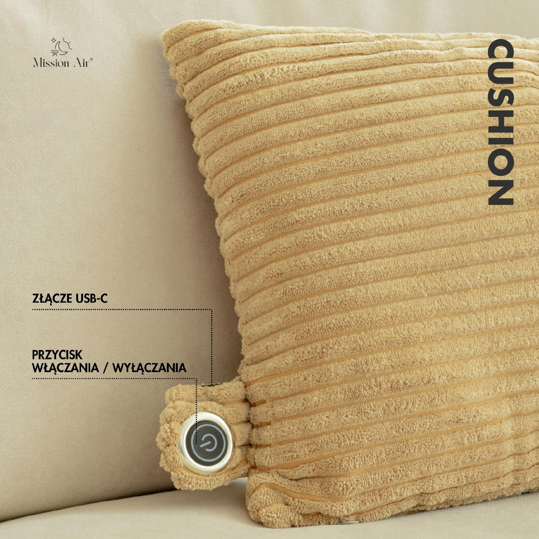 Beżowa poduszka sztruksowa z przyciskiem zasilania i portem USB-C. Słowo "CUSHION" jest pionowo po prawej.