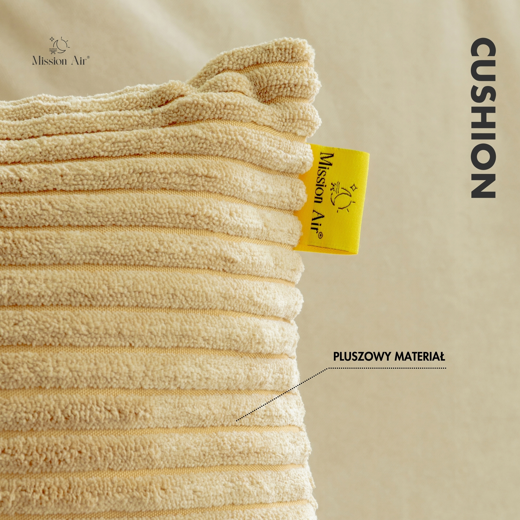 Zbliżenie beżowej poduszki sztruksowej z żółtą metką z napisem 'Mission Air' i słowem 'CUSHION' w tle.
