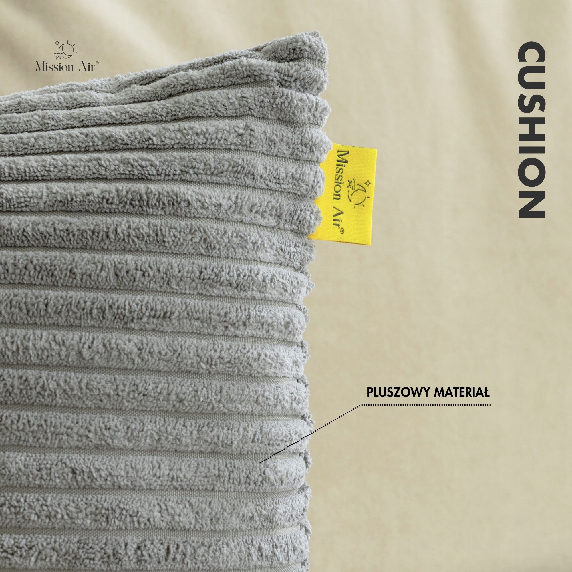 Zbliżenie szarej poduszki sztruksowej z żółtą metką. Słowo "CUSHION" znajduje się po prawej stronie.