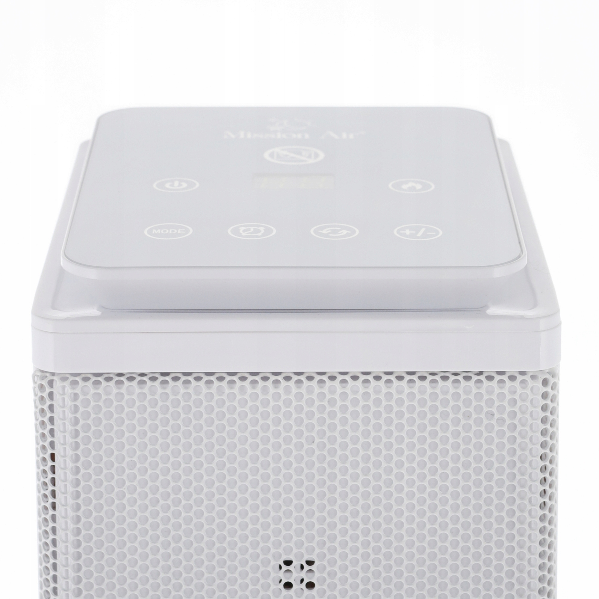 Biały oczyszczacz powietrza z perforowaną obudową i panelem sterowania. Widoczne przyciski i mały ekran.