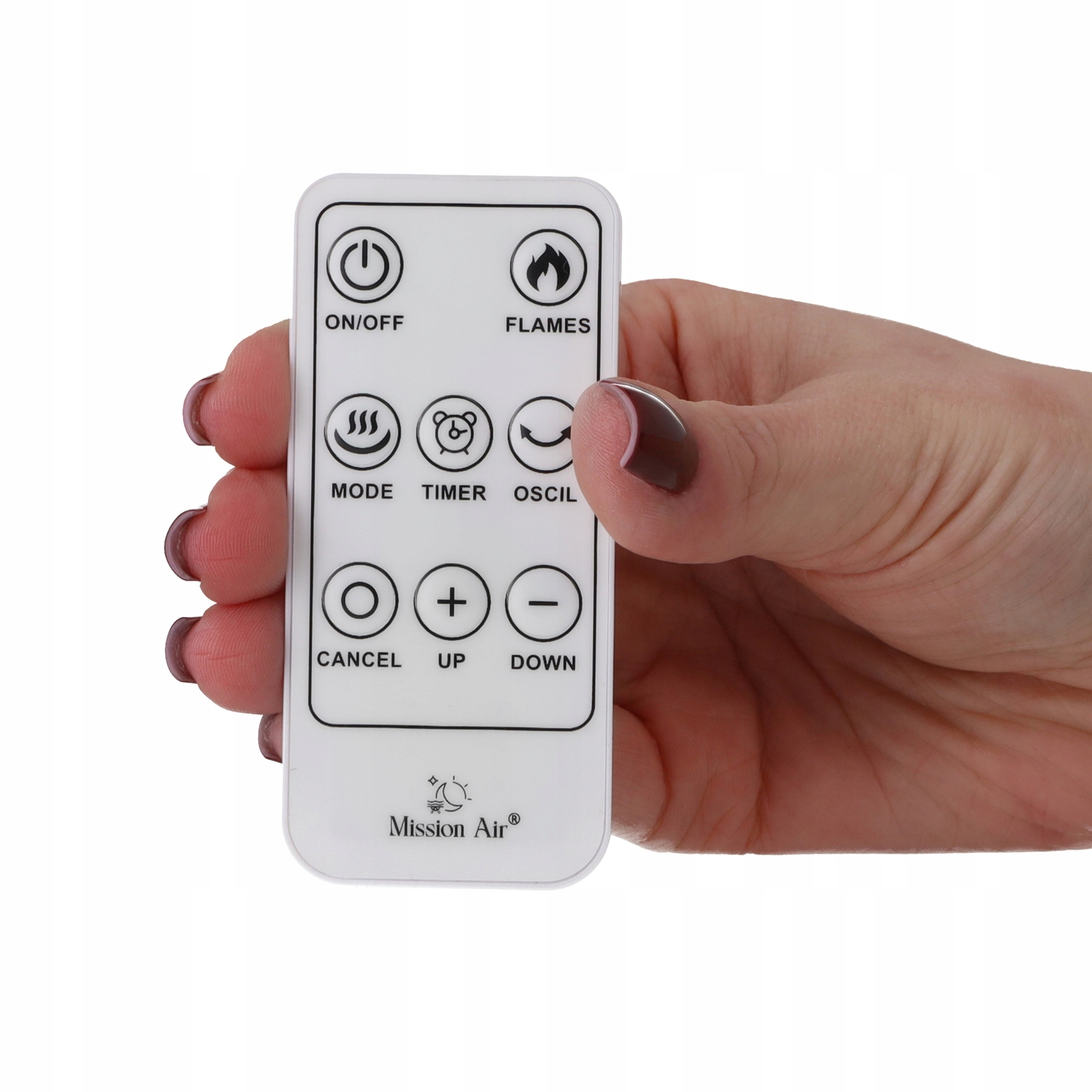 Ręka trzyma biały pilot. Przyciski to włącz/wyłącz, płomienie, tryb, timer, oscyl, anuluj, w górę i w dół.