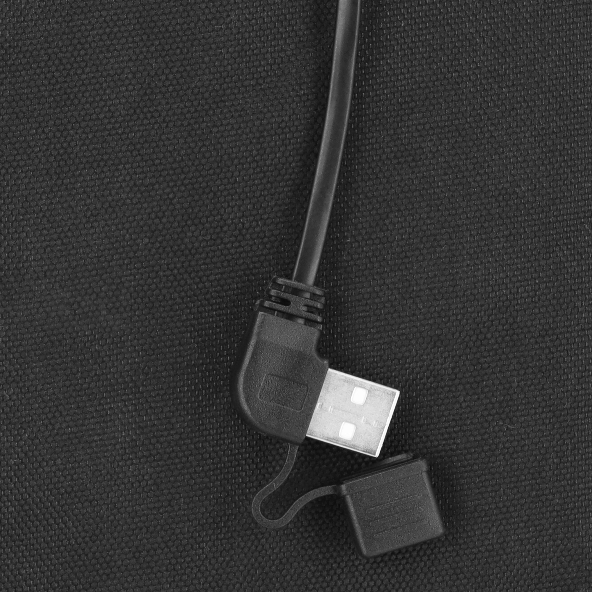 Czarny kabel USB z osłoną ochronną na teksturowanym, czarnym tle.