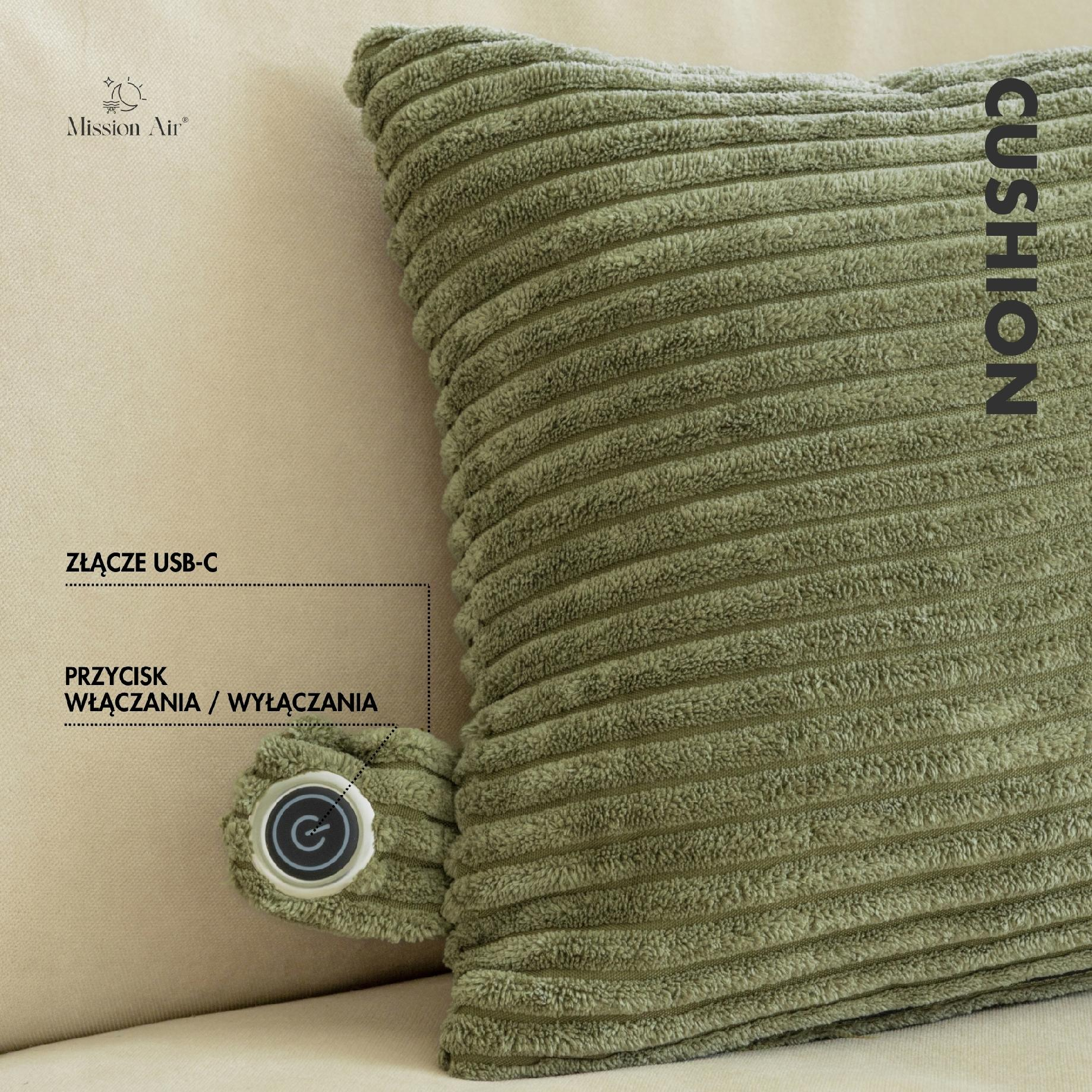 Zielona poduszka sztruksowa z napisem 'CUSHION'. Widoczny przycisk zasilania i port USB-C.