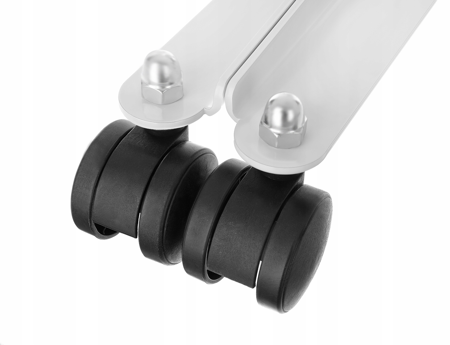 Zbliżenie białej metalowej ramy z dwoma czarnymi kołami i srebrnymi nakrętkami. Koła są czarne, a tło białe.