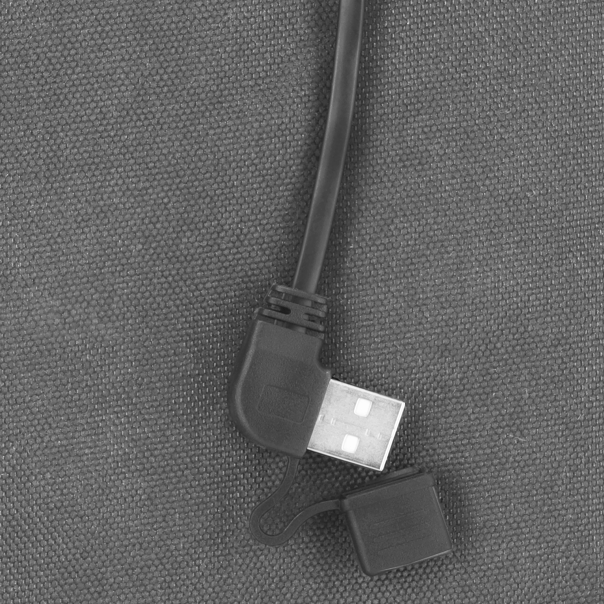 Kabel USB z czarnym złączem i osłoną ochronną na teksturowanej szarej powierzchni.