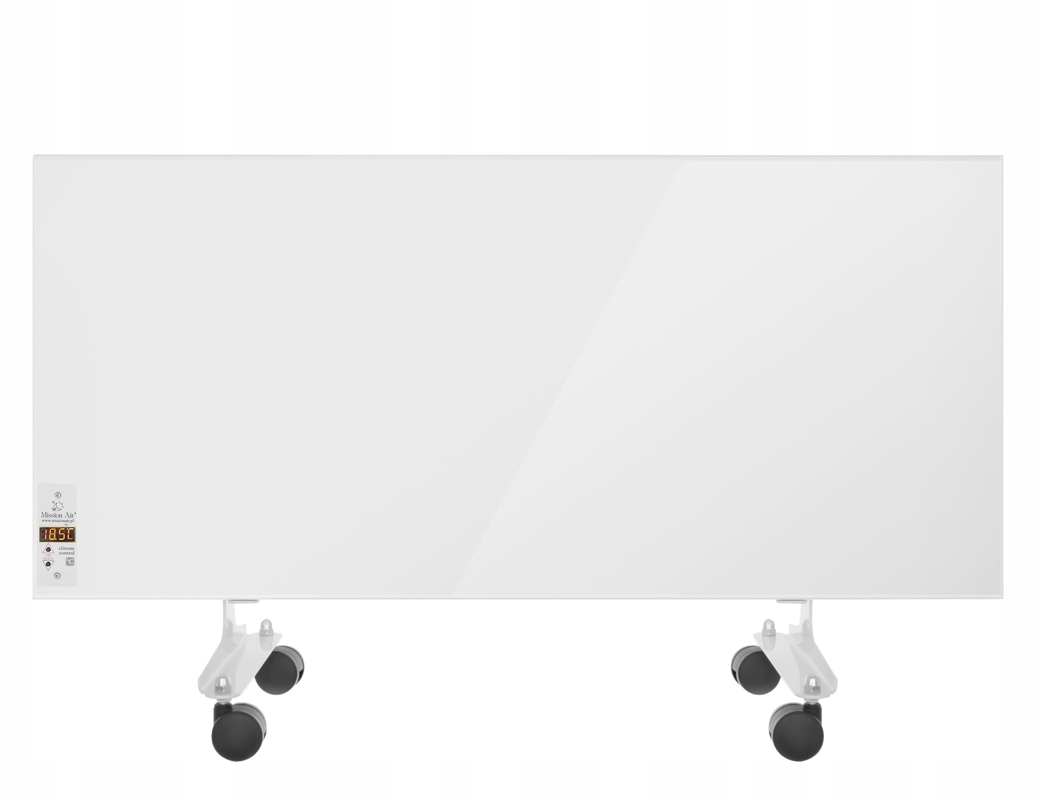 Biały grzejnik elektryczny na kółkach. Posiada cyfrowy wyświetlacz z temperaturą 18,5°C. Grzejnik na białym tle.