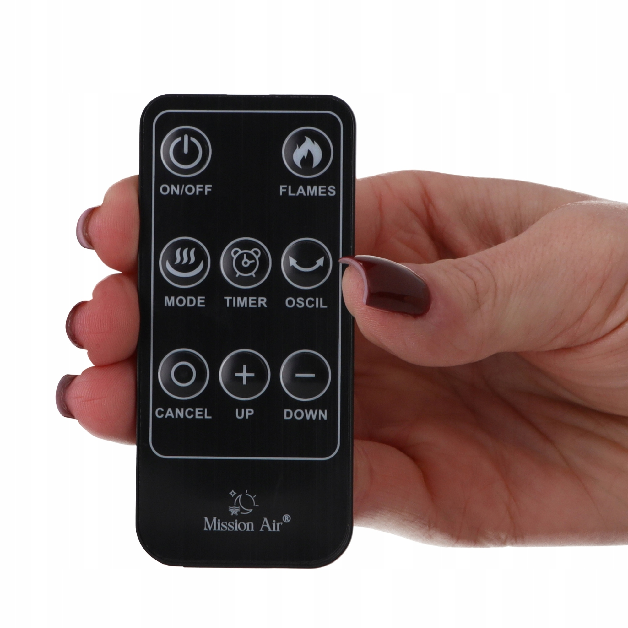 Ręka trzyma czarny pilot z białymi ikonami i tekstem. Przyciski pilota obejmują zasilanie, płomienie, tryb, timer i głośność.