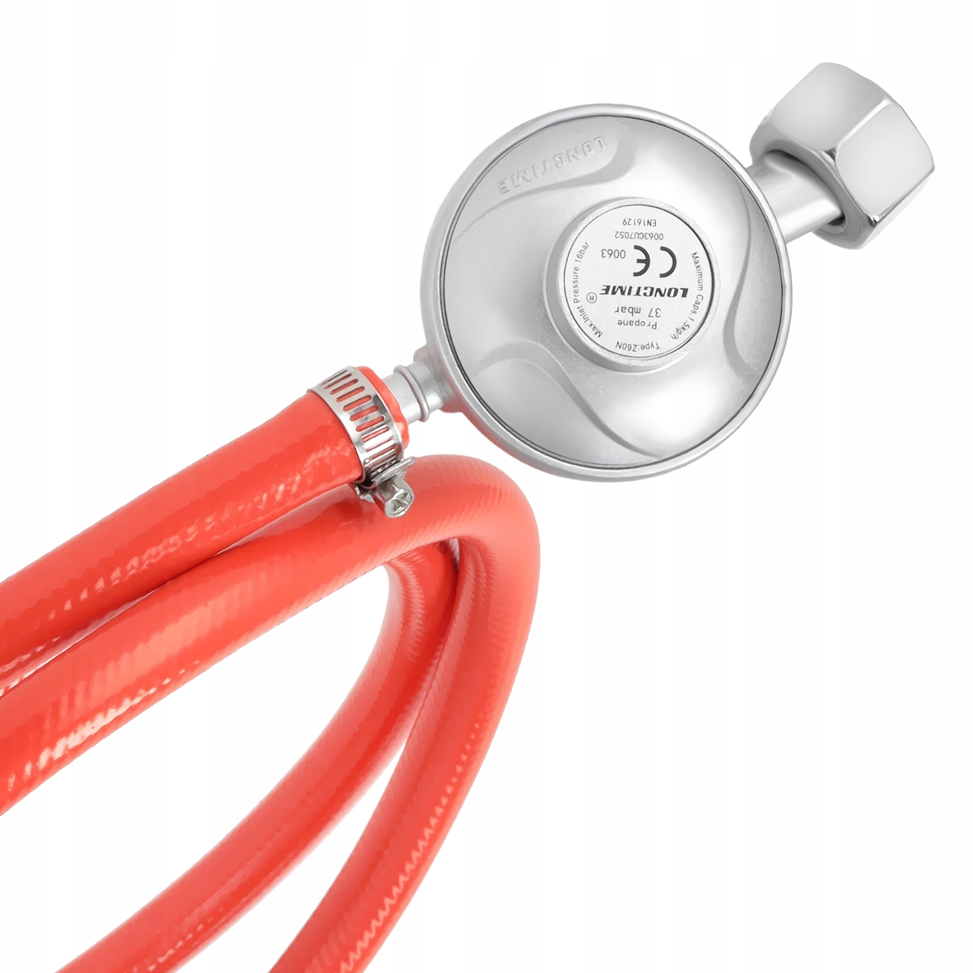 Pokazano regulator propanu z czerwonym wężem. Regulator jest srebrny, a wąż jest zabezpieczony zaciskiem.