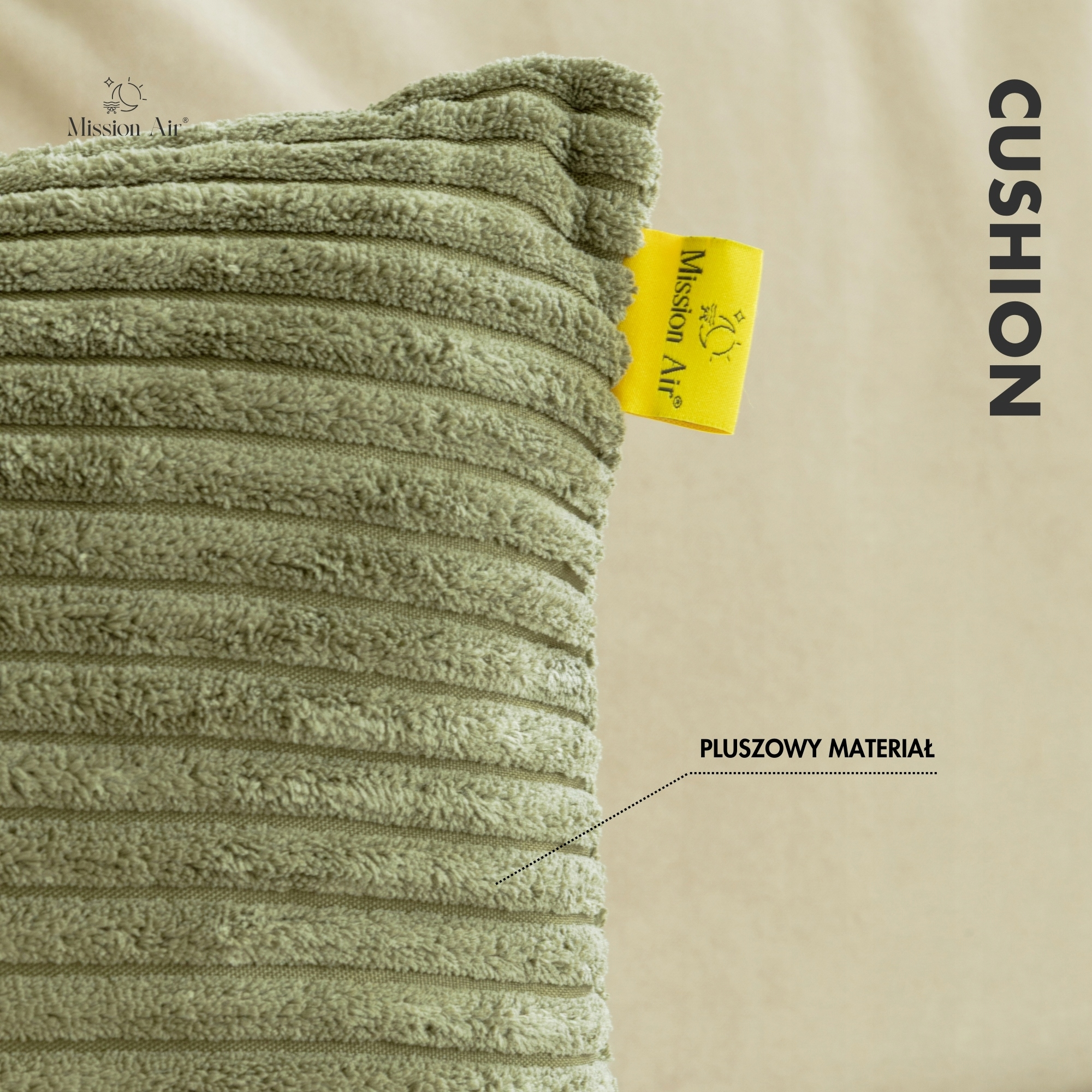 Zbliżenie zielonej poduszki sztruksowej. Żółta etykieta z napisem 'Mission Air'. Widoczny tekst 'CUSHION'.