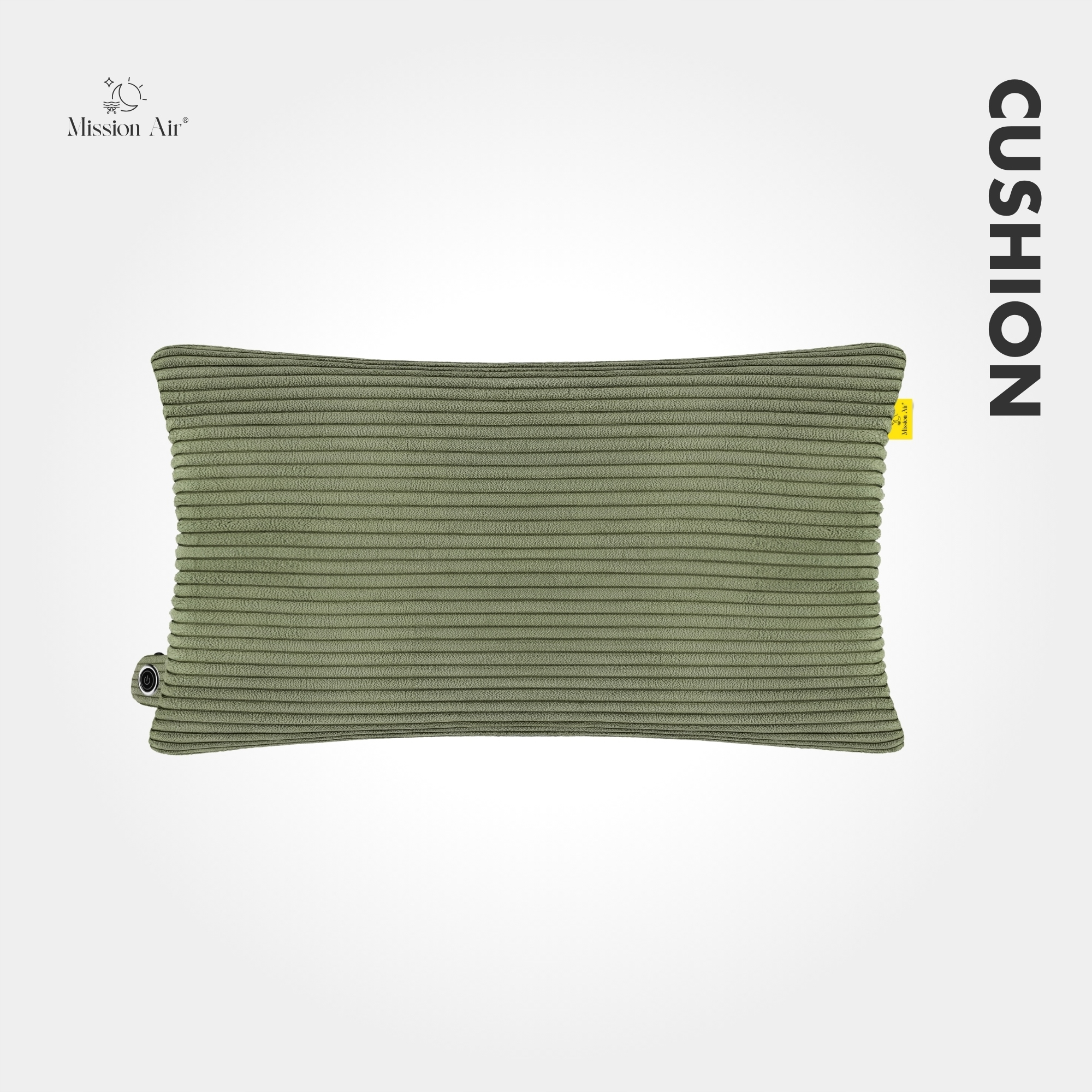 Oliwkowy poduszka sztruksowa. Białe tło z czarnym napisem 'CUSHION'. Logo Mission Air. Żółta etykieta z boku.