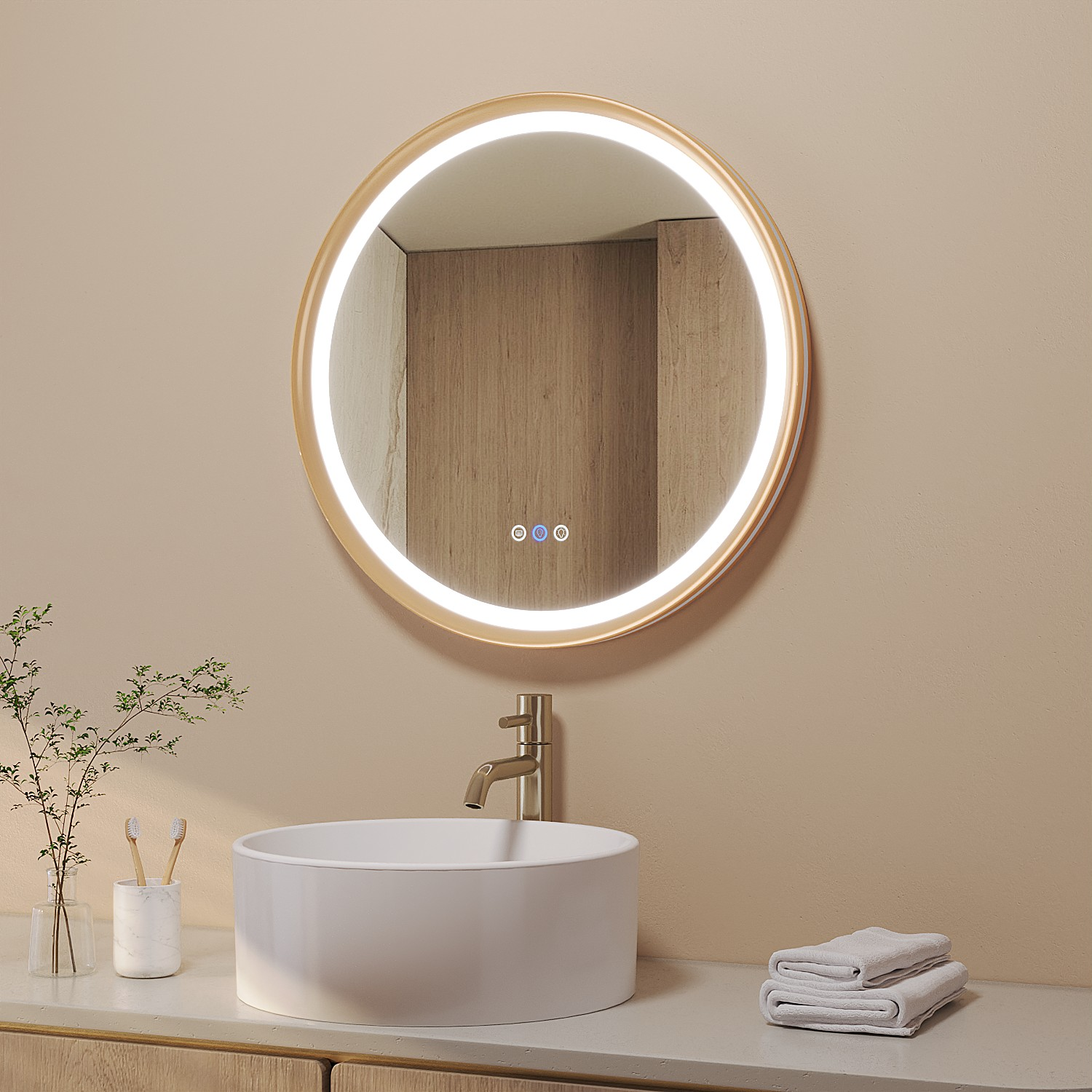 Ein modernes Badezimmer mit rundem Spiegel, weißem Waschbecken und Handtüchern. Auf der Theke stehen eine Pflanze und Zahnbürsten.
