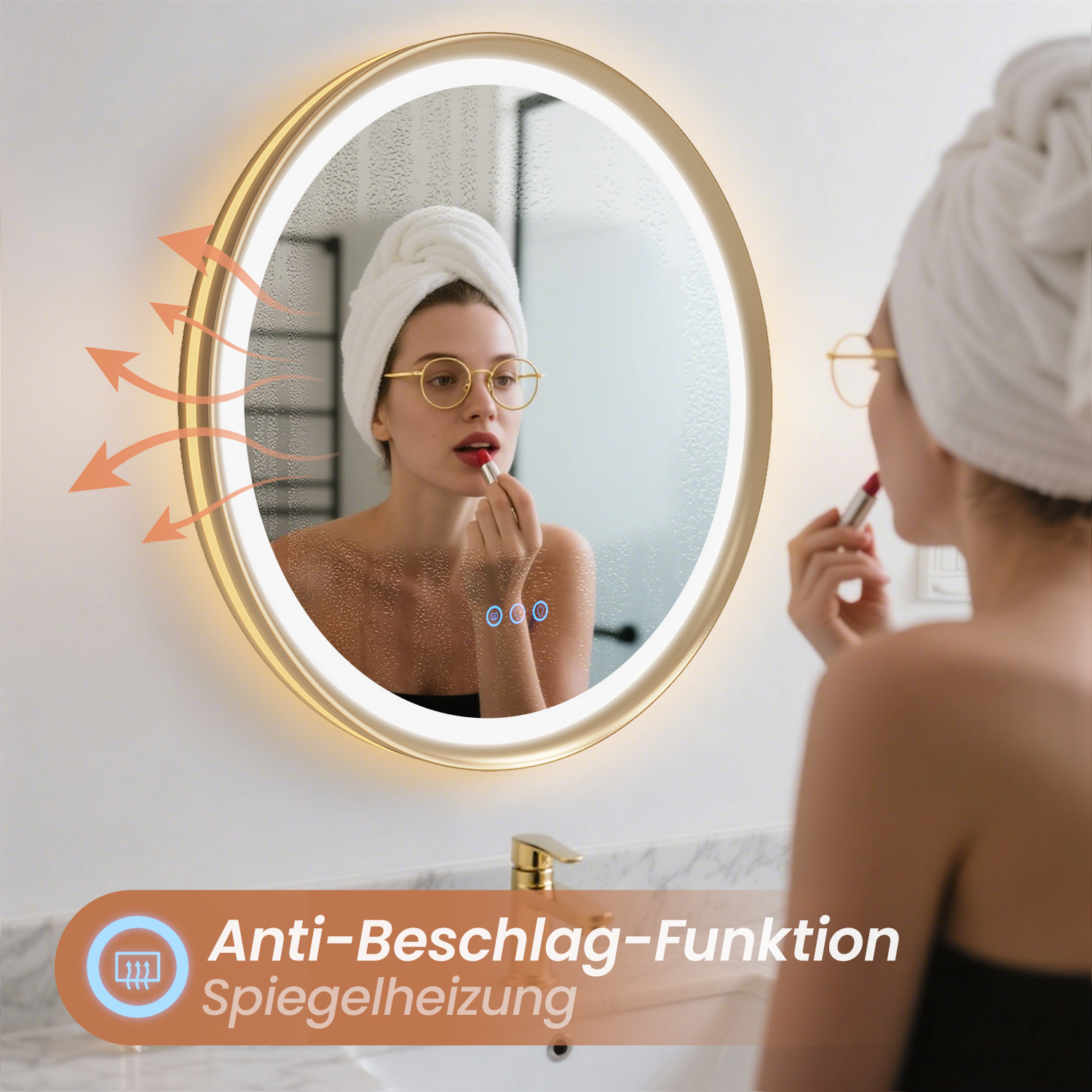 Frau im Badezimmer, trägt Lippenstift vor einem runden beleuchteten Spiegel auf. Spiegel hat Antibeschlag-Funktion.