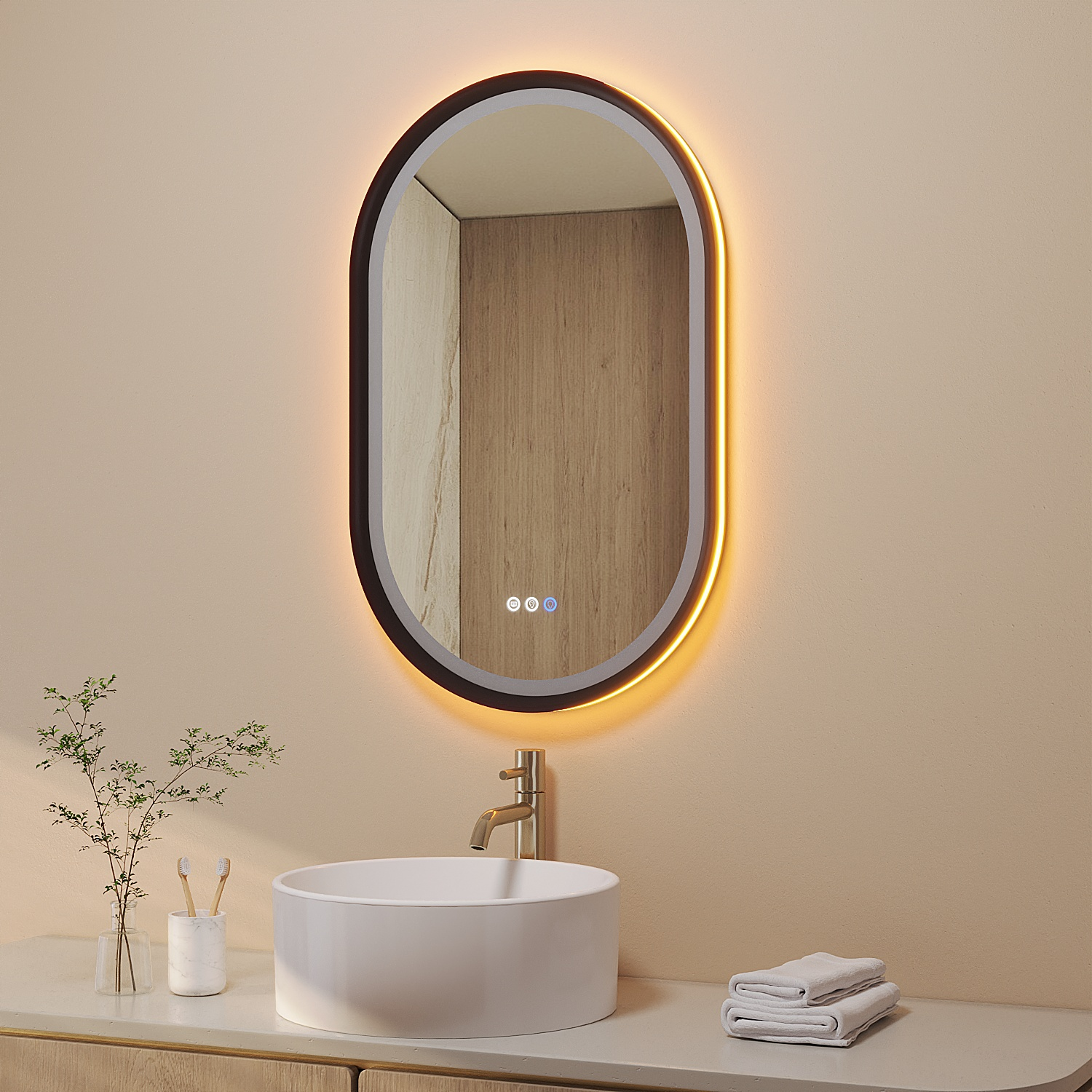 Ovale Spiegel mit warmem Licht, über einem weißen Waschbecken. Eine Pflanze, Zahnbürsten und Handtücher liegen auf der Theke. Beige Wand.