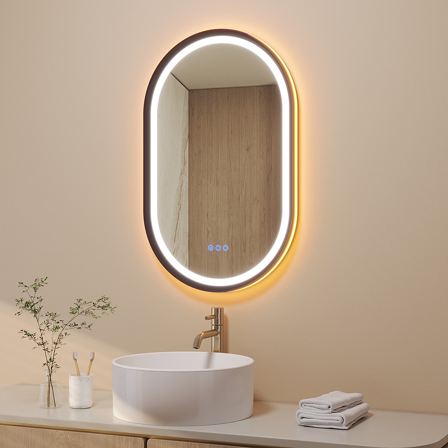 Ovaler Spiegel mit Licht in einem Badezimmer. Weißes Waschbecken, Wasserhahn, Handtücher und Pflanzen. Beige Wände und Holzschrank sichtbar.