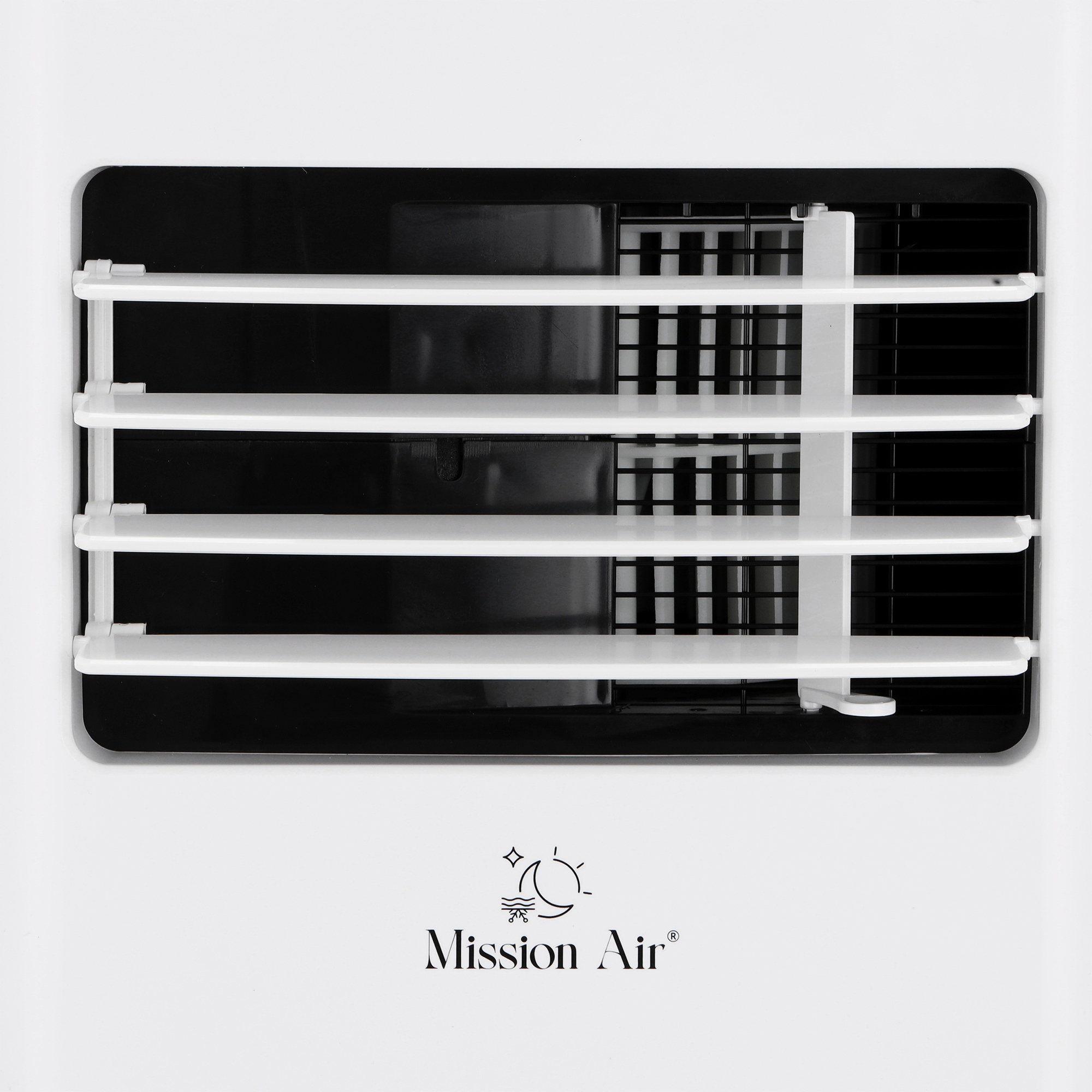 Zbliżenie białego otworu wentylacyjnego z czarnym wnętrzem i białymi poziomymi listwami. Poniżej logo Mission Air.