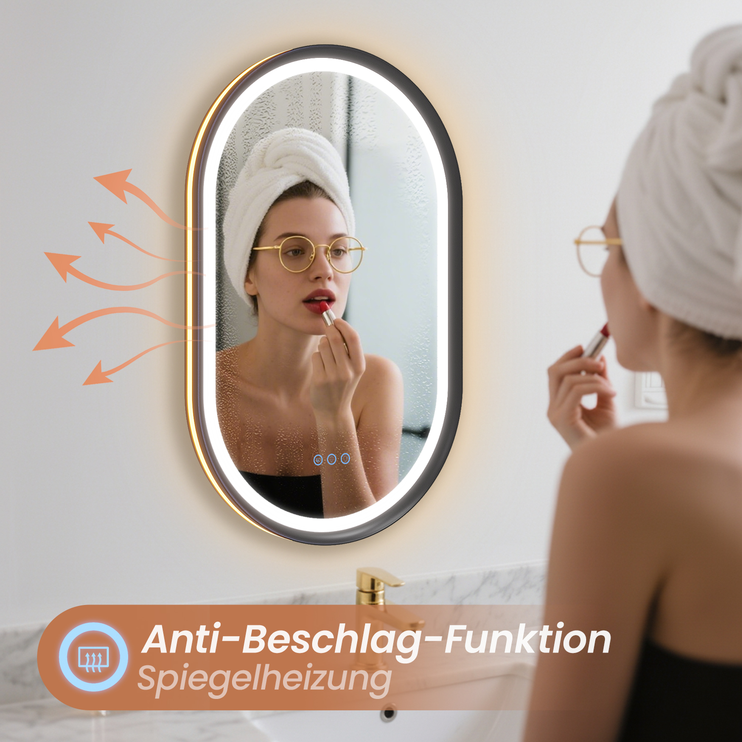 Frau trägt Lippenstift vor einem beleuchteten Spiegel auf. Sie trägt ein Handtuch auf dem Kopf und eine Brille. Der Spiegel hat eine Antibeschlagfunktion.
