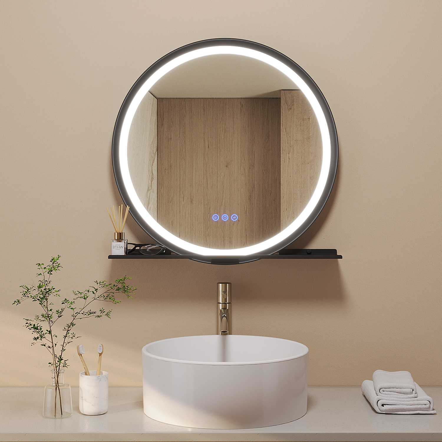 Ein modernes Badezimmer mit rundem Spiegel. Ein weißes Waschbecken, Wasserhahn und eine Pflanze befinden sich im Vordergrund. Handtücher im Hintergrund.