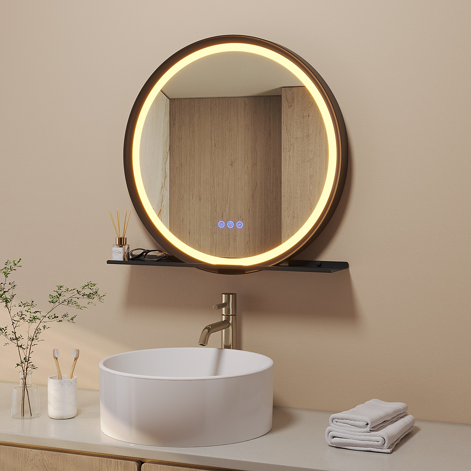 Ein modernes Badezimmer mit einem runden Spiegel mit Licht. Ein weißes Waschbecken, Wasserhahn und Toilettenartikel sind sichtbar.