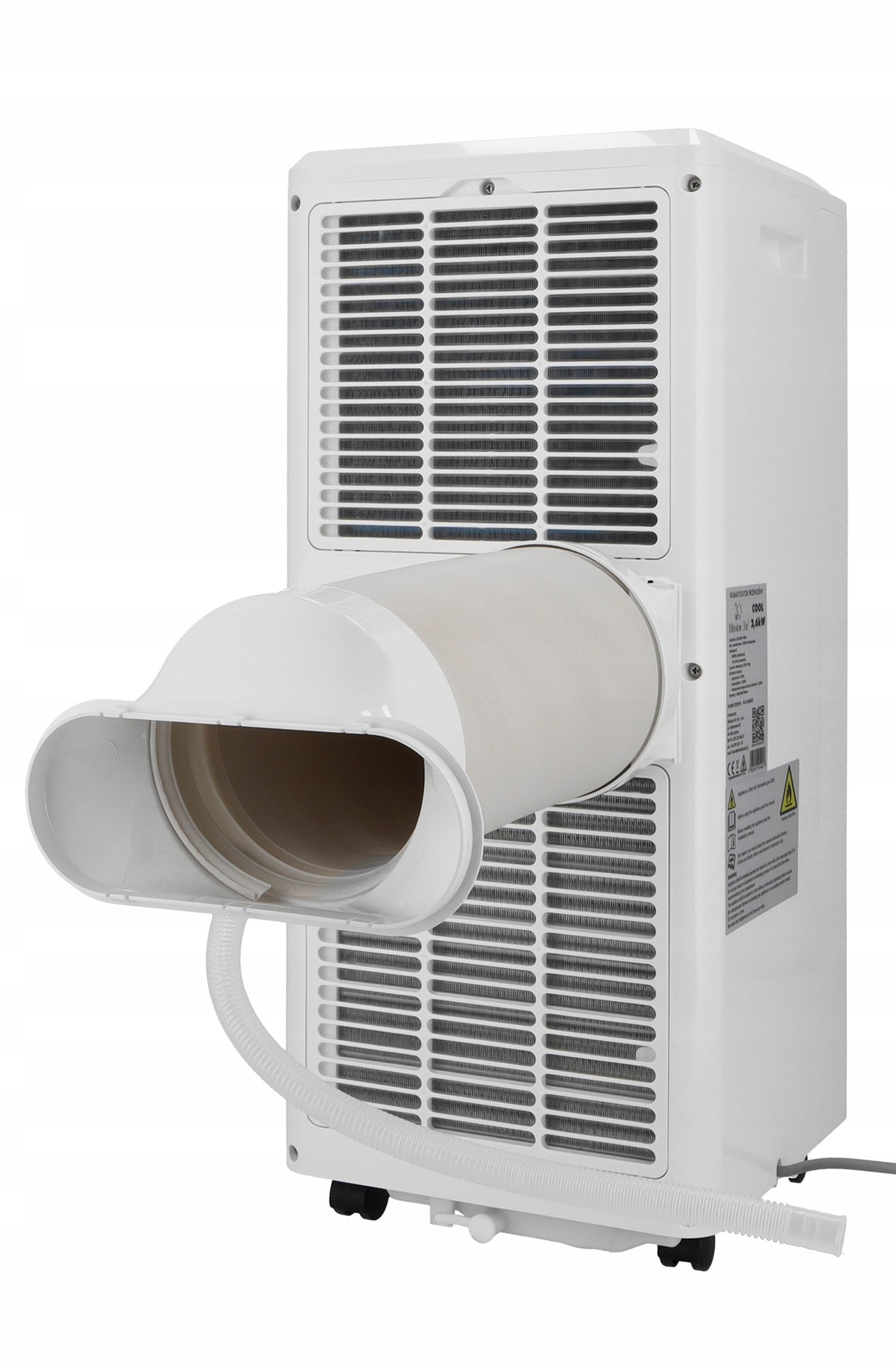 Biały przenośny klimatyzator z elastycznym wężem wydechowym. Przód posiada kratki wentylacyjne i etykietę z informacjami technicznymi.