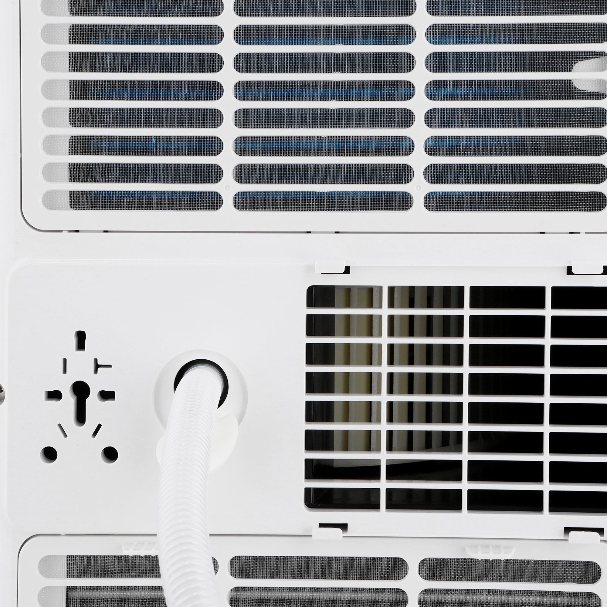 Zbliżenie tylnego panelu białego klimatyzatora. Zawiera otwory wentylacyjne, wąż i gniazdo.