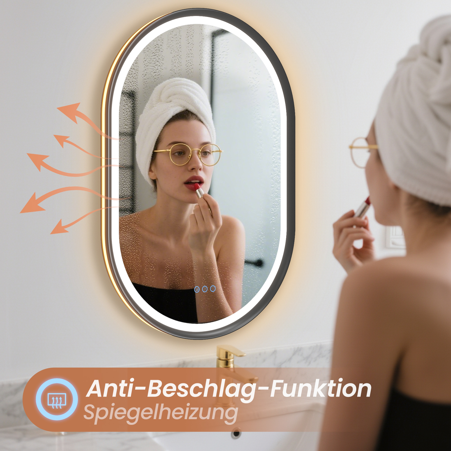 Frau trägt Lippenstift im Badezimmerspiegel auf. Spiegel hat Antibeschlag-Funktion. Sie trägt Brille und Handtuch.
