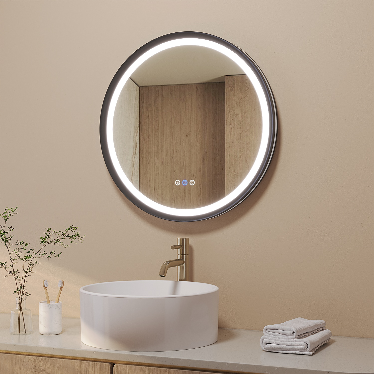 Ein modernes Badezimmer mit rundem Spiegel, weißem Waschbecken und Handtüchern. Auf der Theke stehen Zahnbürsten und eine Pflanze.
