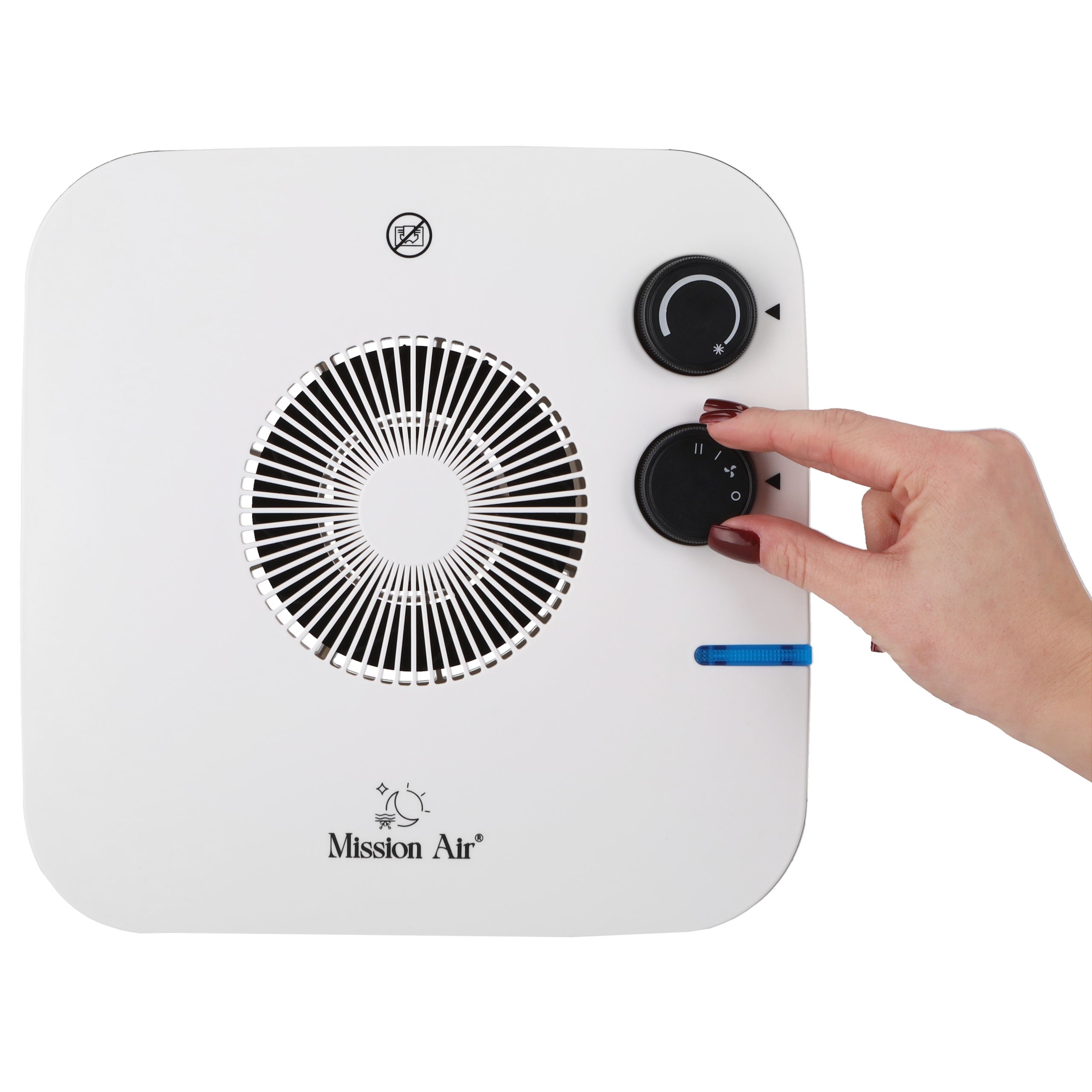 Biały oczyszczacz powietrza z ręką regulującą pokrętło. Ma wentylator i dwa pokrętła.