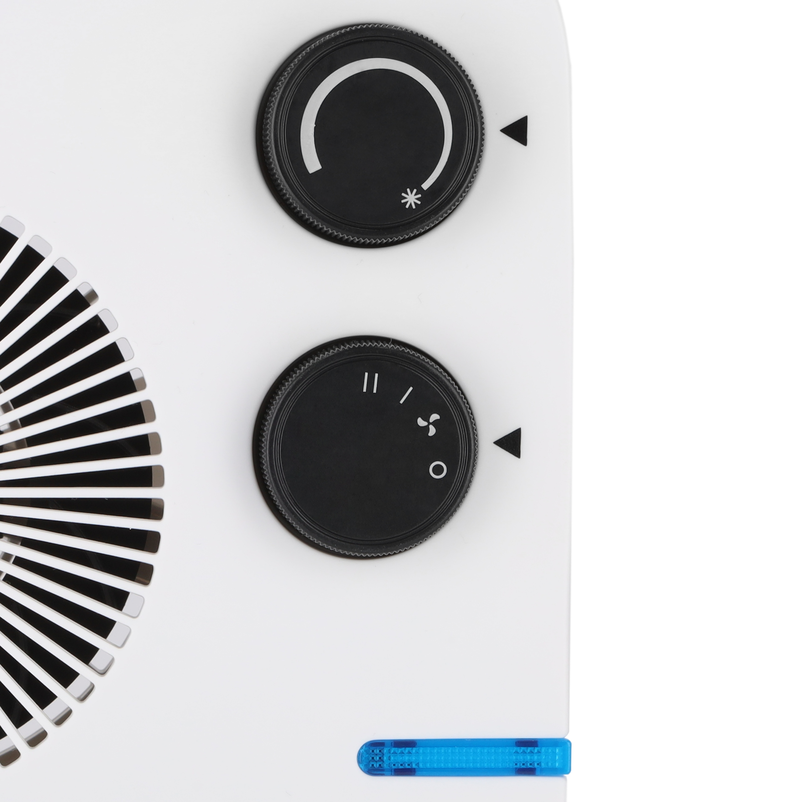 Białe urządzenie z dwoma czarnymi pokrętłami i kratką w kształcie wachlarza po lewej stronie. Na dole niebieskie światło.