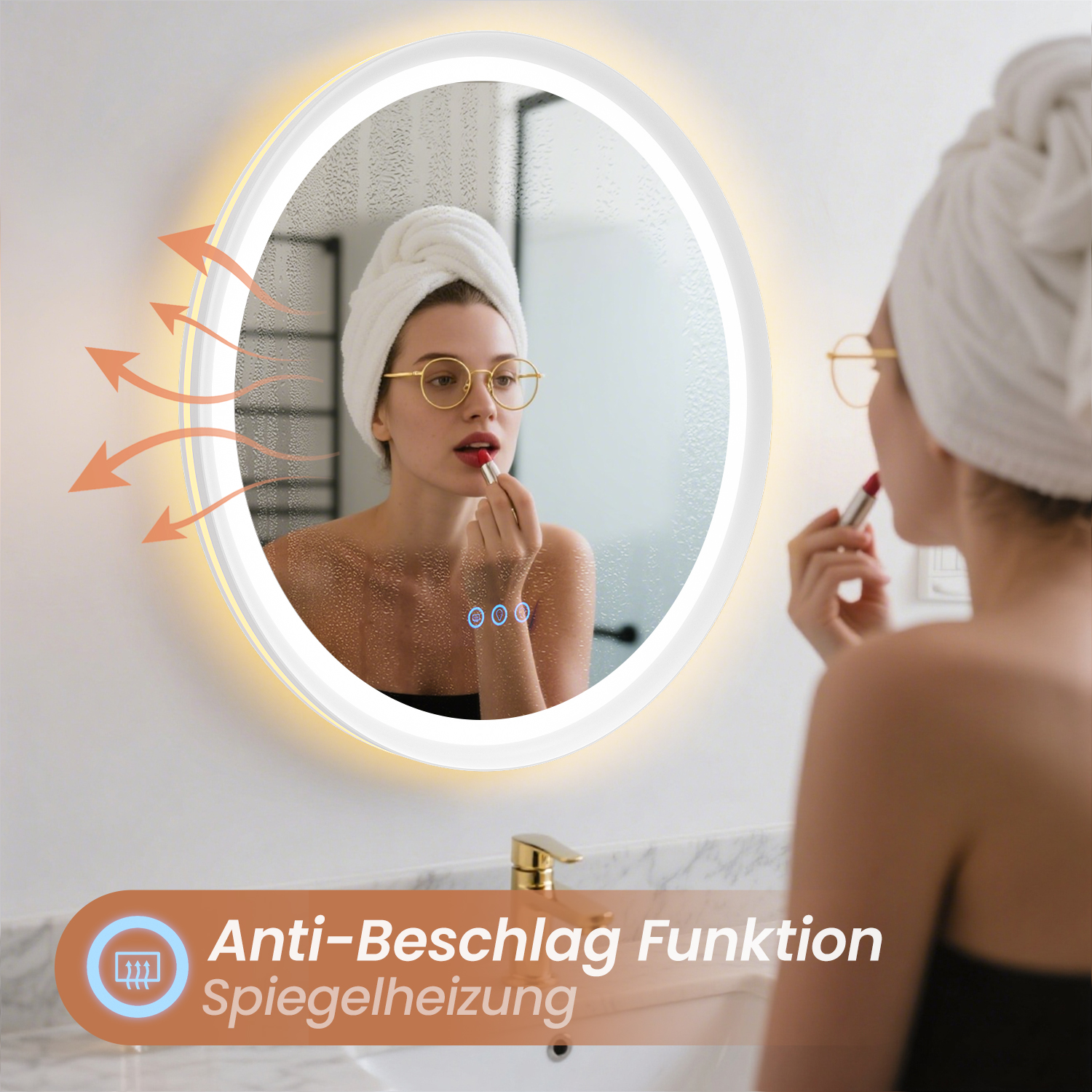 Eine Frau trägt Lippenstift vor einem beleuchteten Spiegel auf. Der Spiegel zeigt die Frau und eine Reflexion. Text auf dem Spiegel: Anti-Beschlag-Funktion.