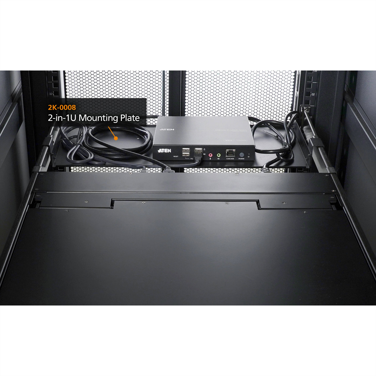 Una piastra di montaggio nera 2-in-1U con un dispositivo ATEN, cavi e un rack nero.